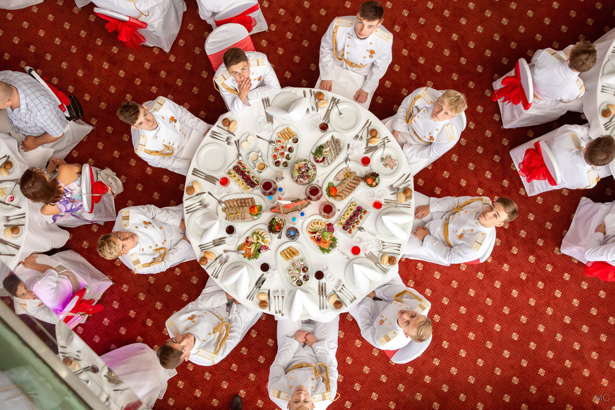 репортаж с выпускных кадетов, в ресторане