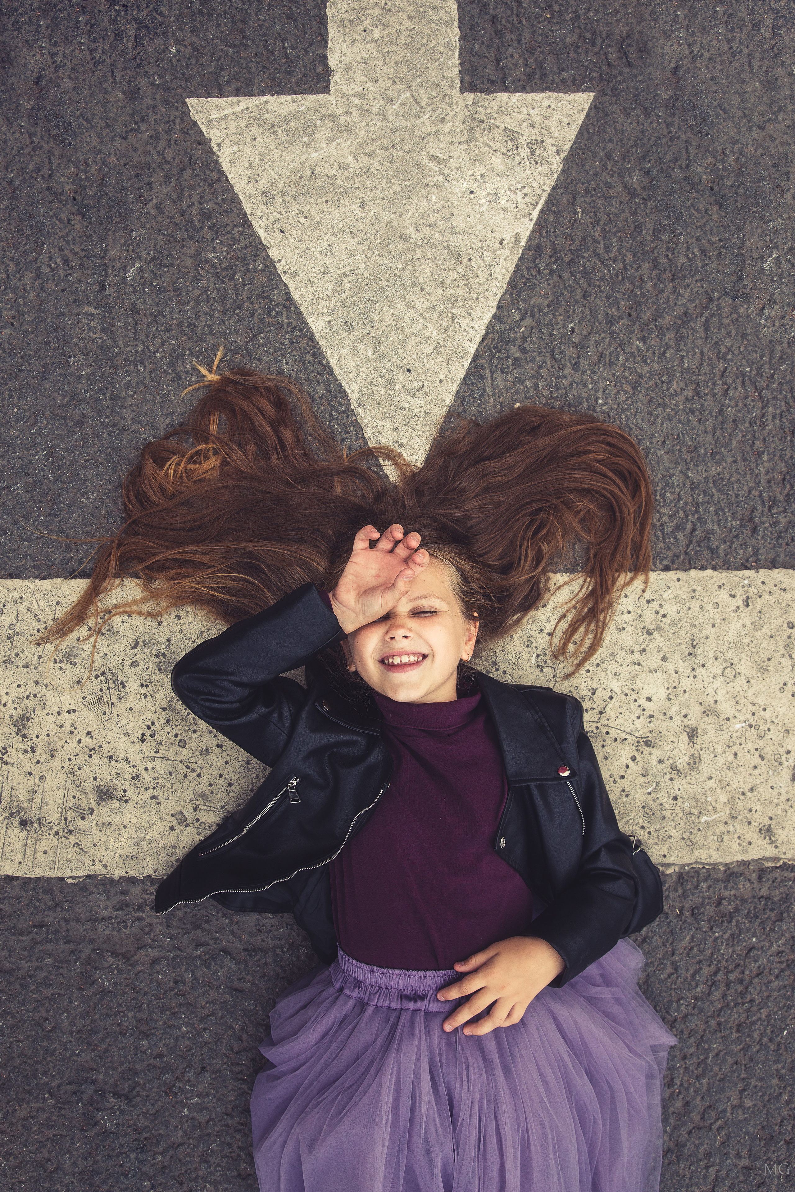 городская фотопрогулка девушка лежит на переходе смеётся