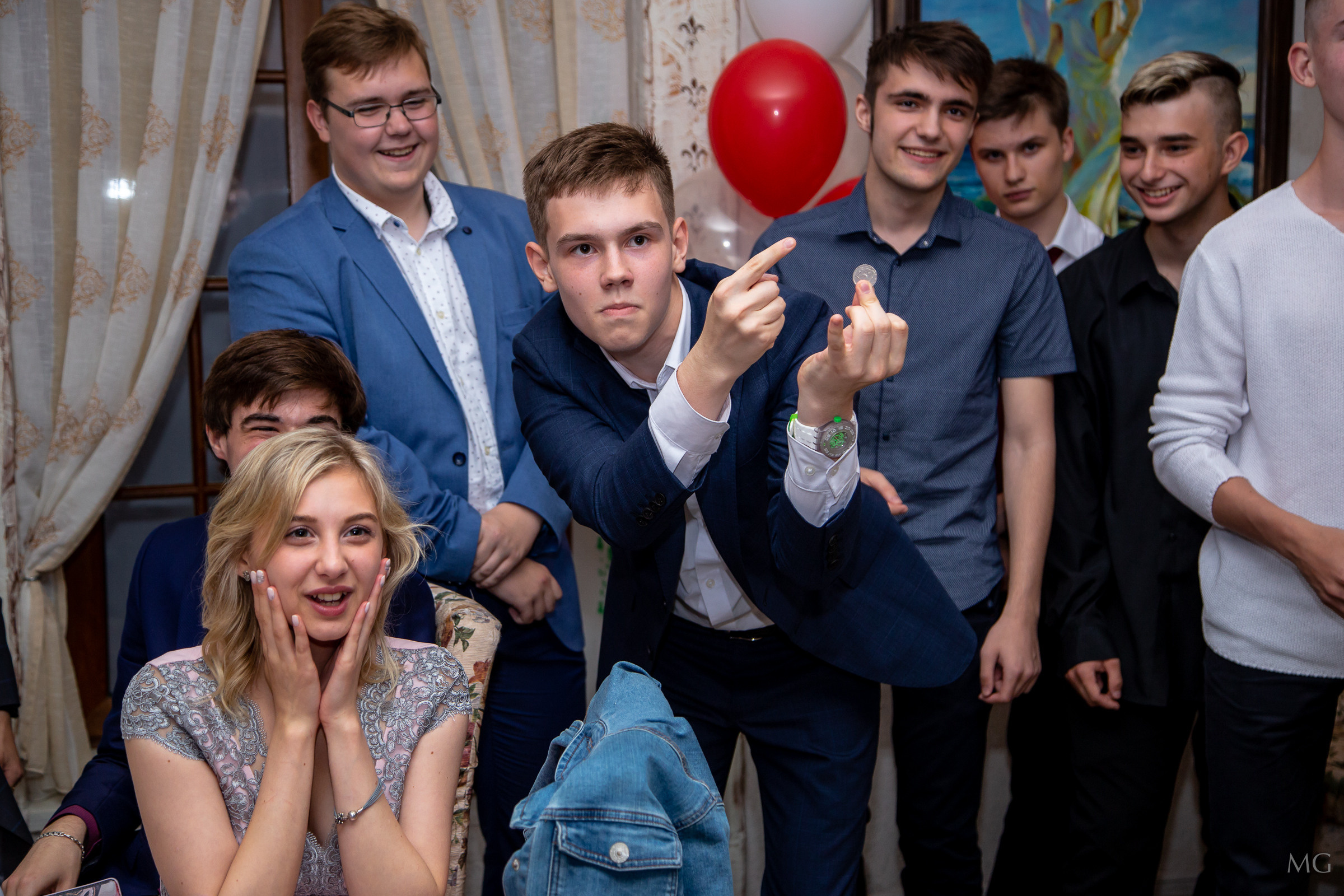 репортаж с выпускных школьников, за городом конкурсы 