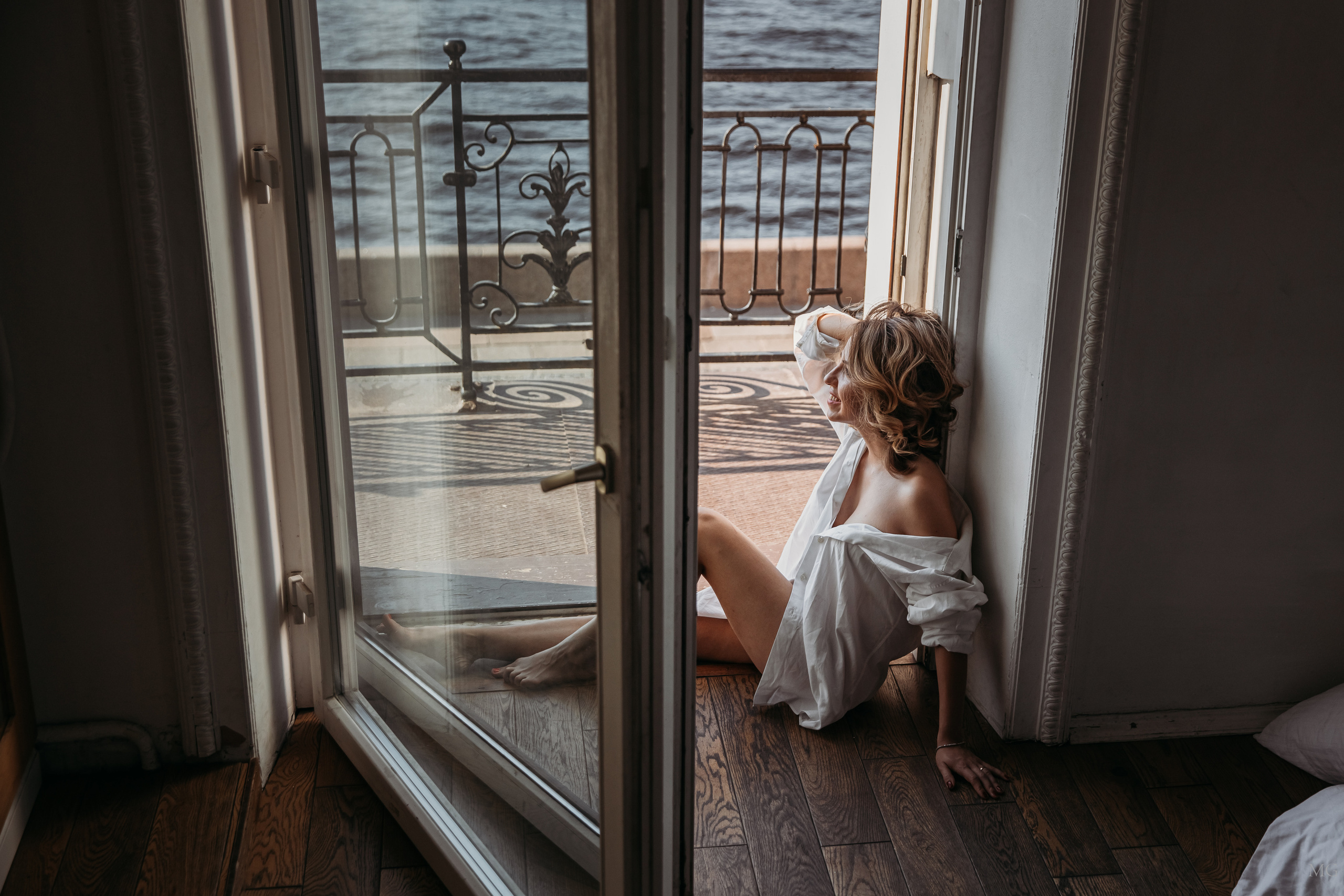 красивая девушка в белой рубашке наслаждается 