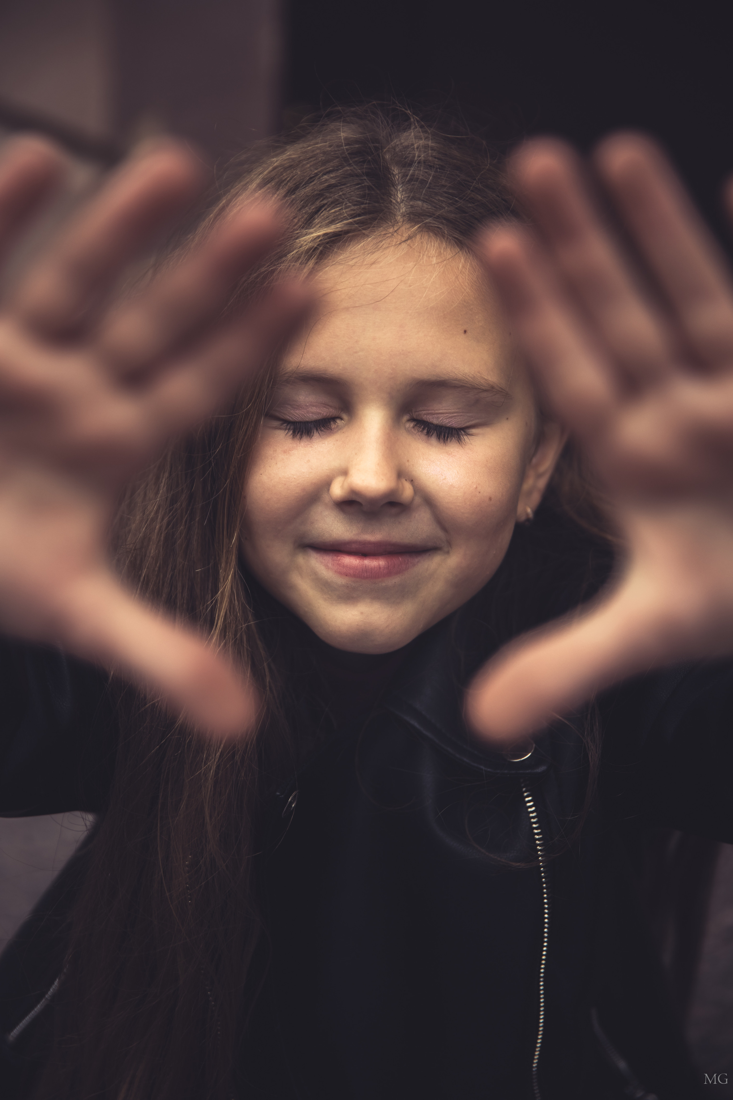 городская фотопрогулка портрет девушка закрытые глаза ладошки
