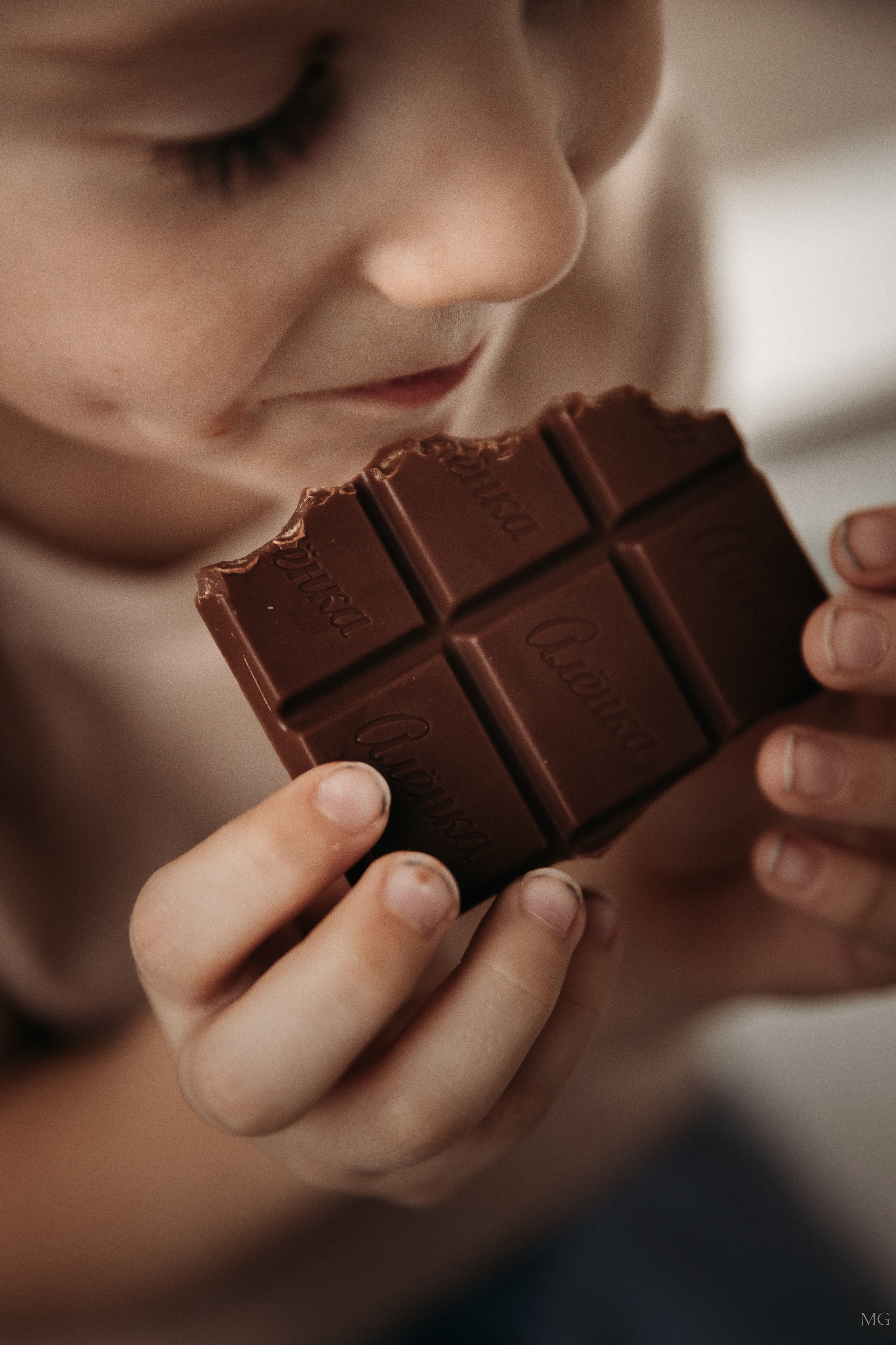 фотосессия дома мальчик наслаждается шоколадкой удовольствие 