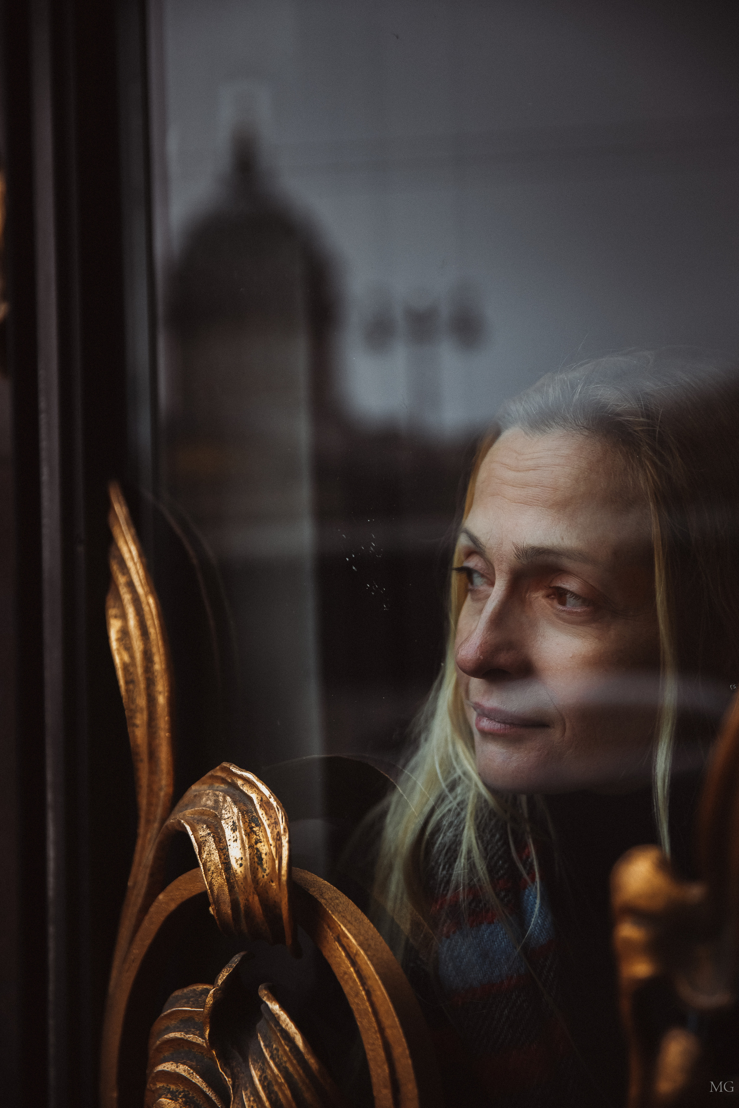 городская фотопрогулка Санкт-Петербург девушка смотрит в окно на Казанский