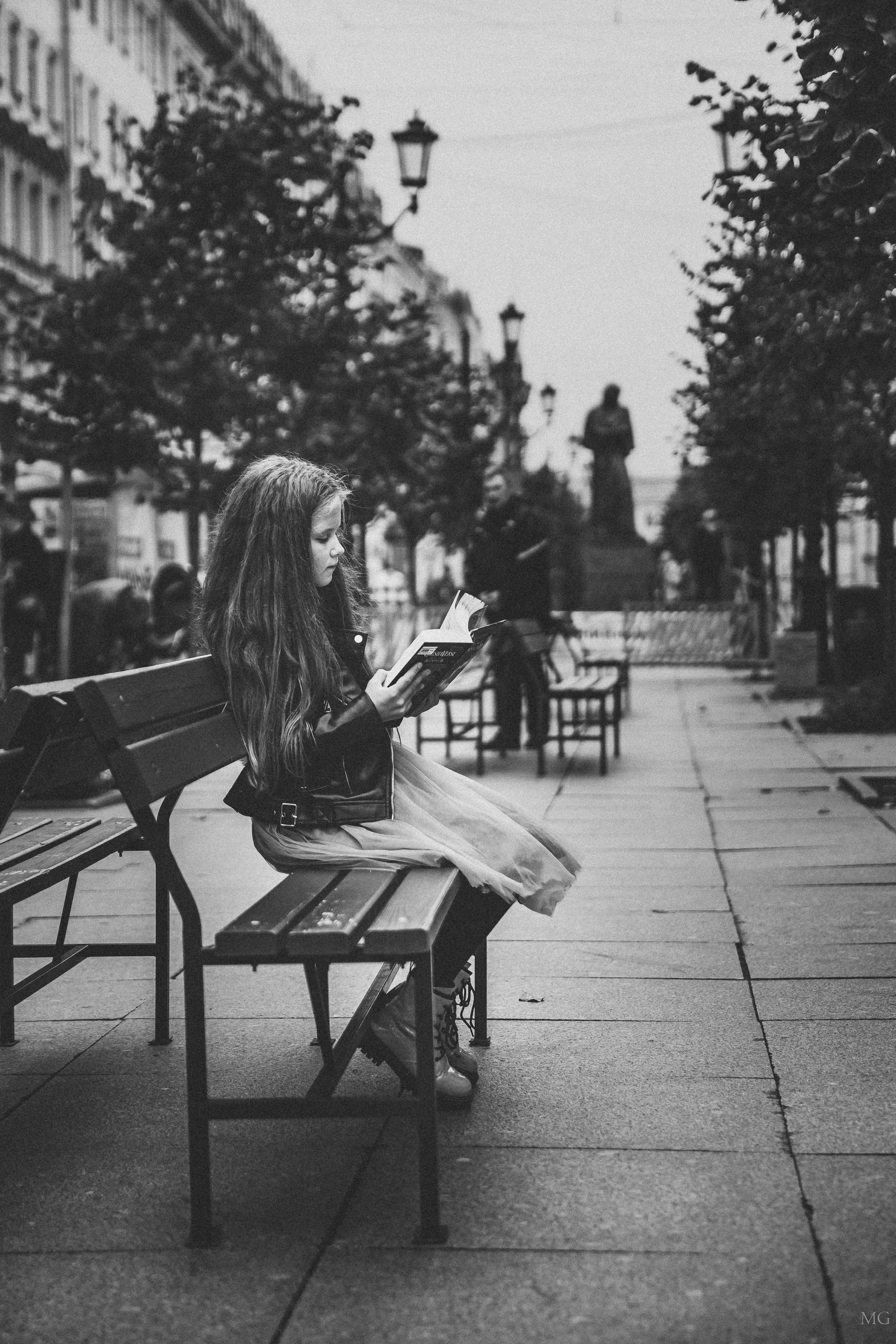 городская фотопрогулка девушка читает книгу