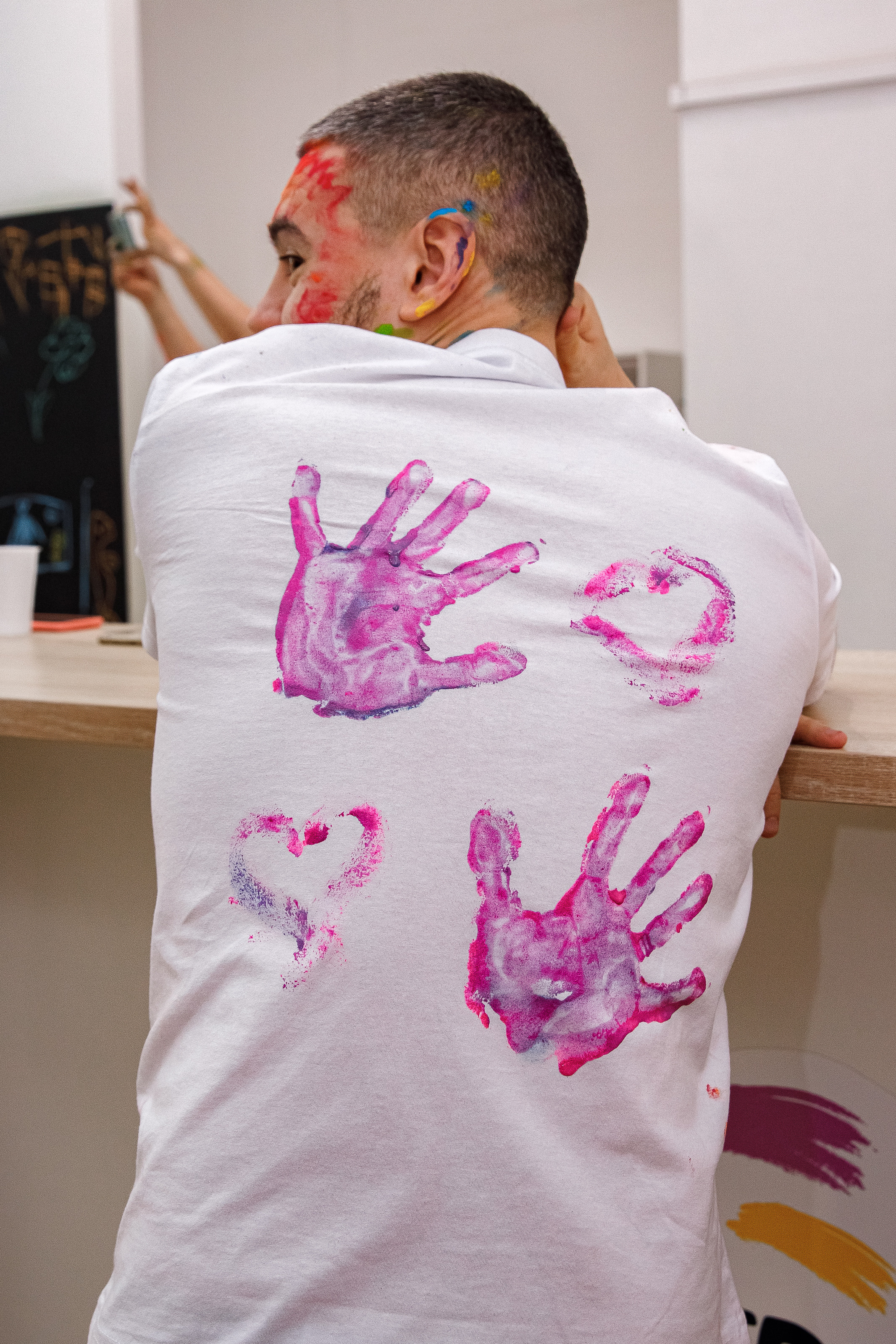 репортаж с детских дней рождения дети в красках отпечатки