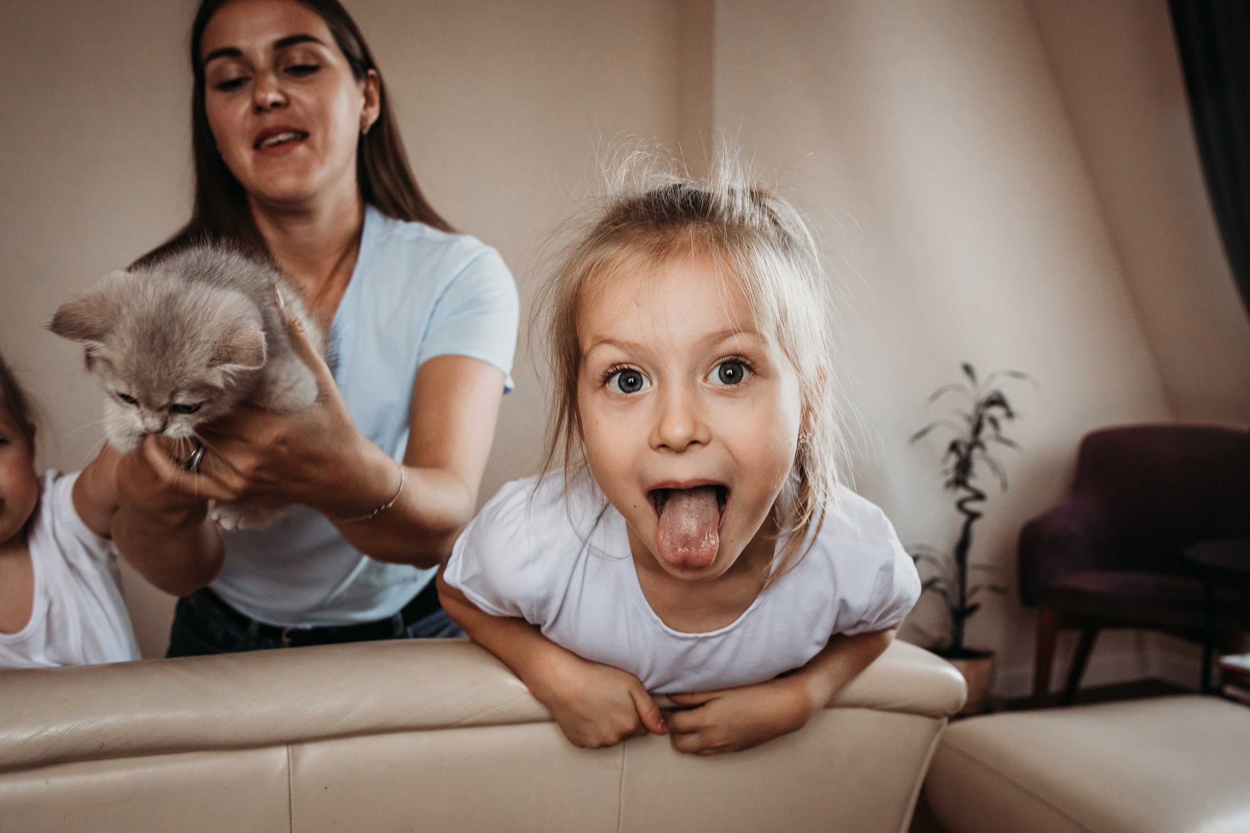 веселые домашние фотосессии малышка показывает язык