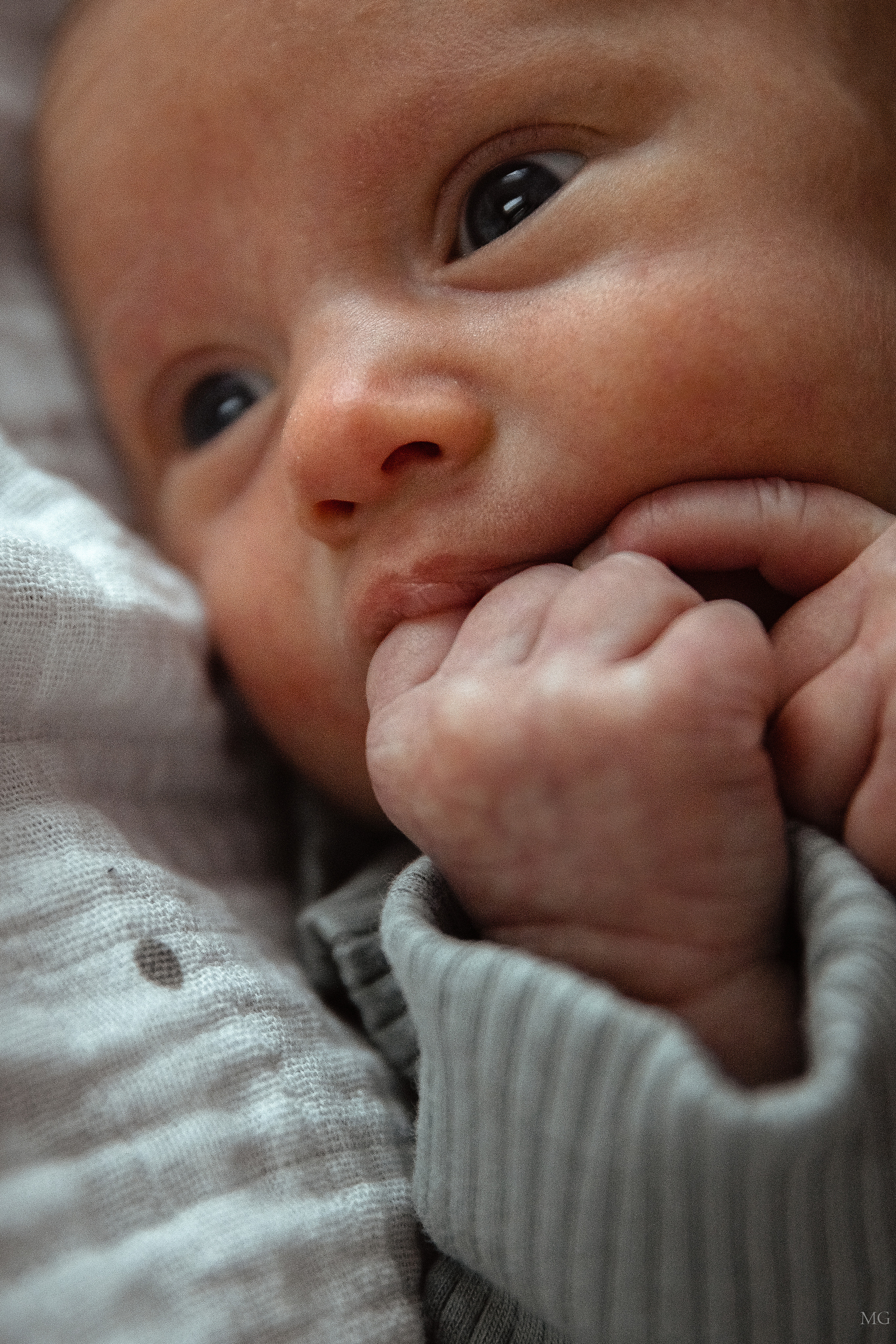 крупный портрет малыша пальчики во рту