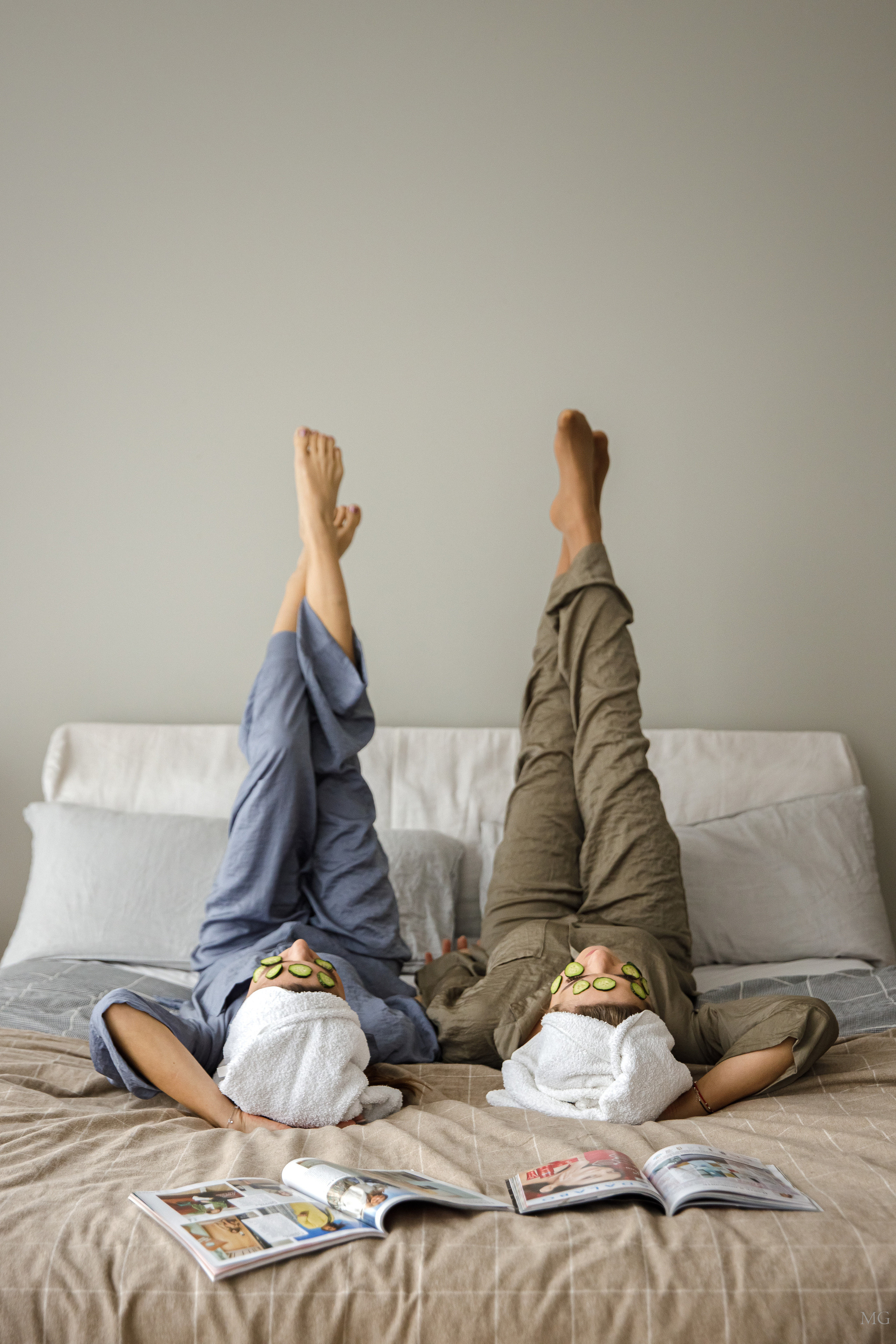 фотосессия в студии сестры лежат на кровати ногами вверх