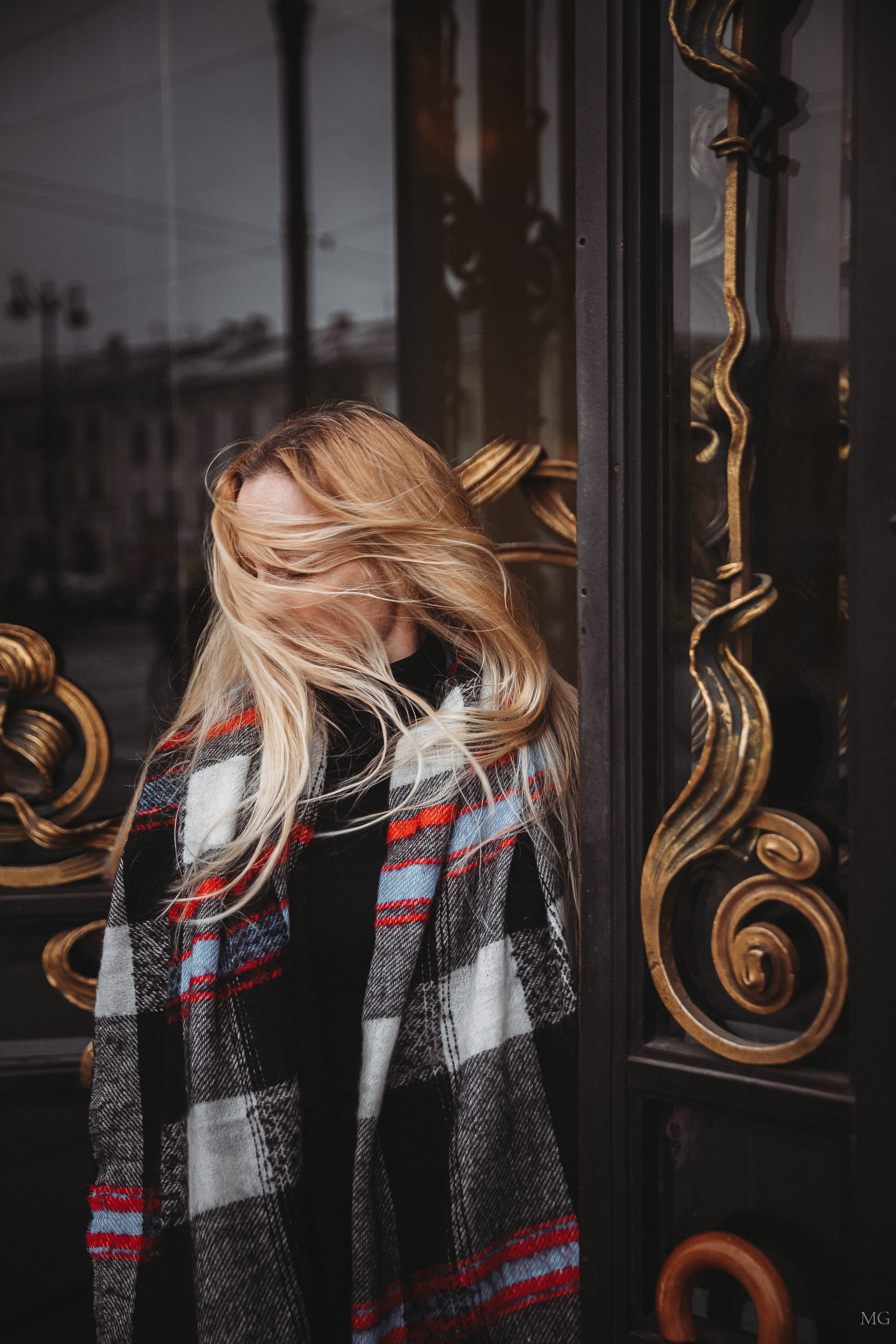 городская фотопрогулка Санкт-Петербург девушка летящие волосы и клетчатый шарф