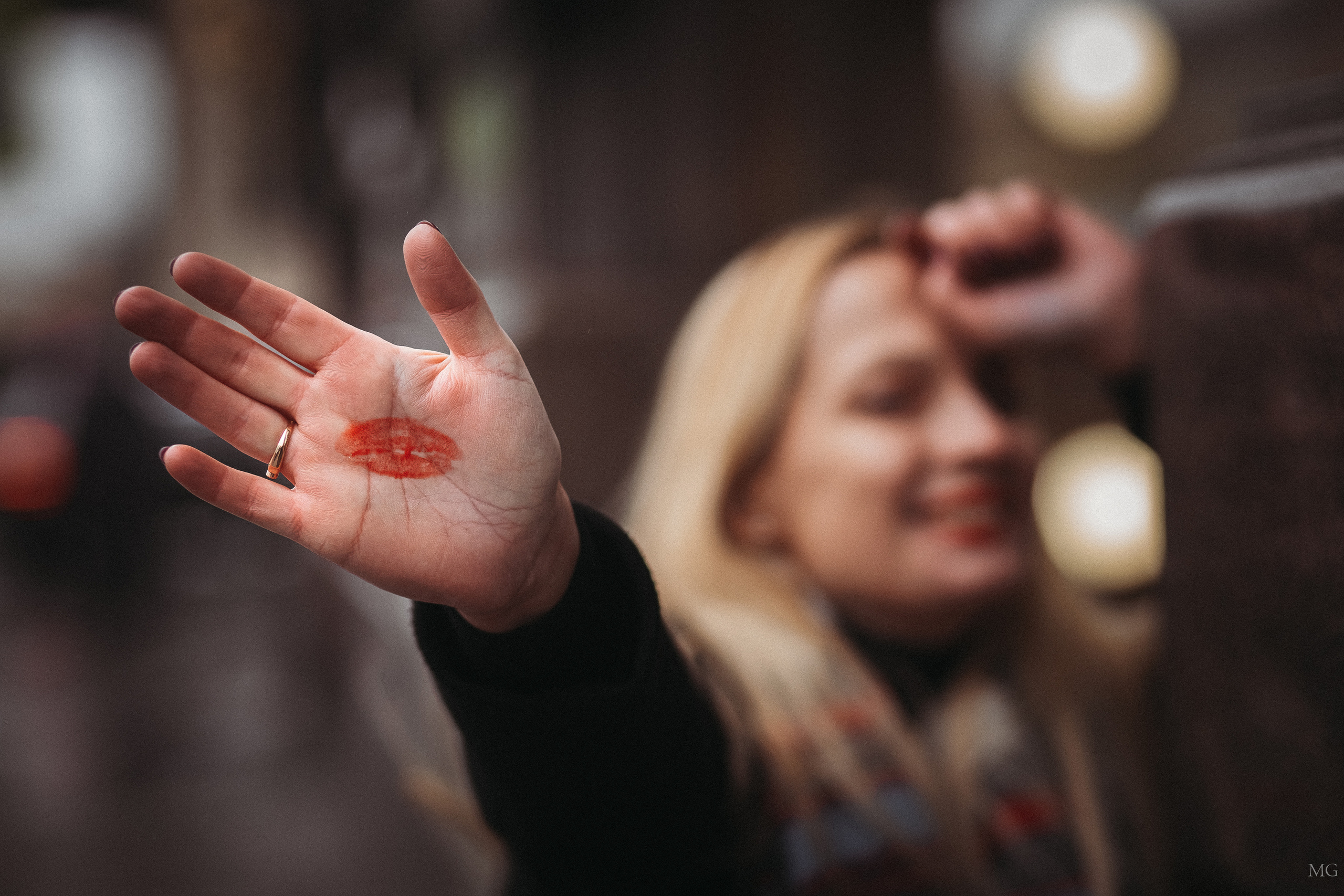 городская фотопрогулка Санкт-Петербург поцелуй красной помадой