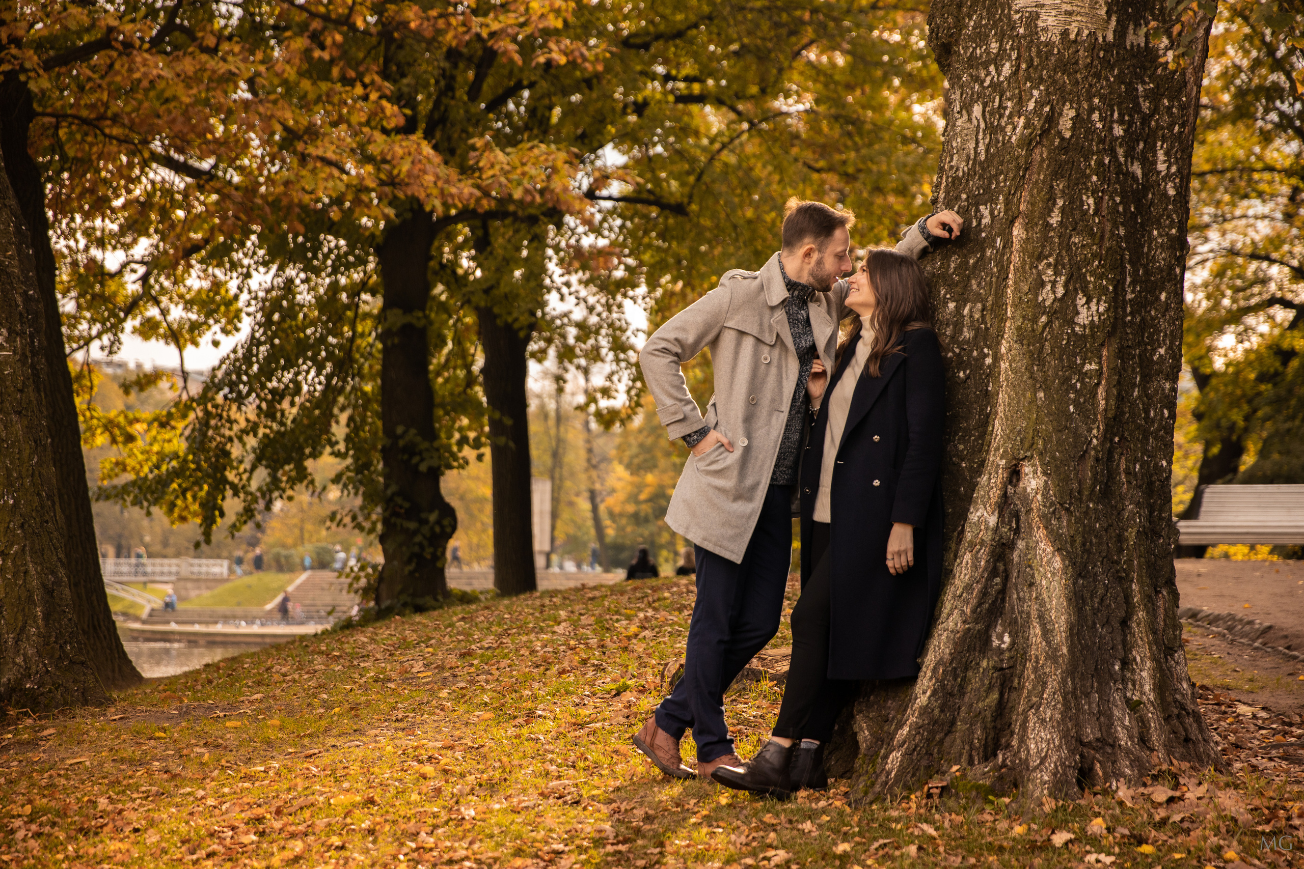 Поцелуй влюбленной пары в осеннем парке