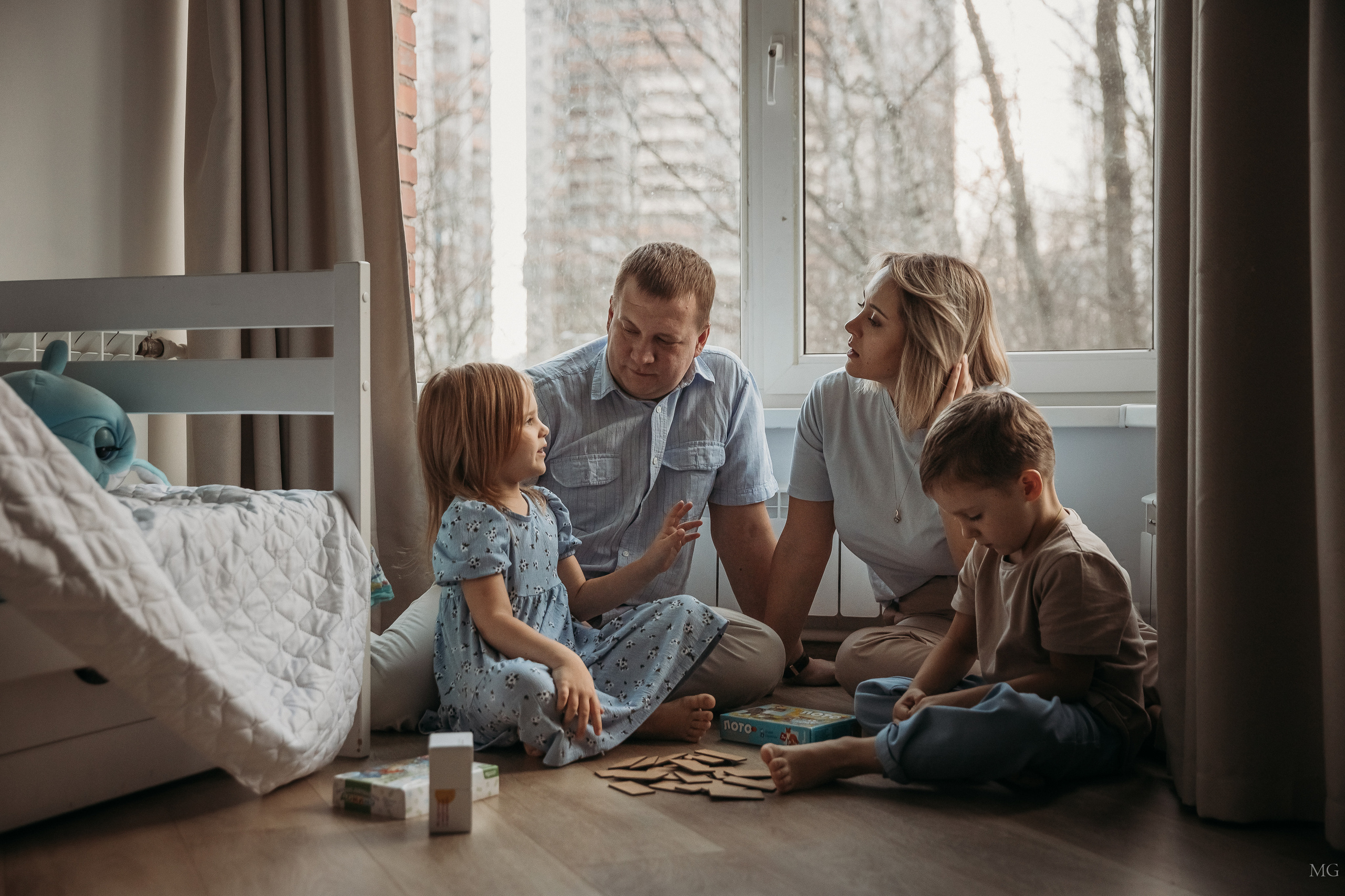 семейная домашняя фотосессия семья играет в настольные игры