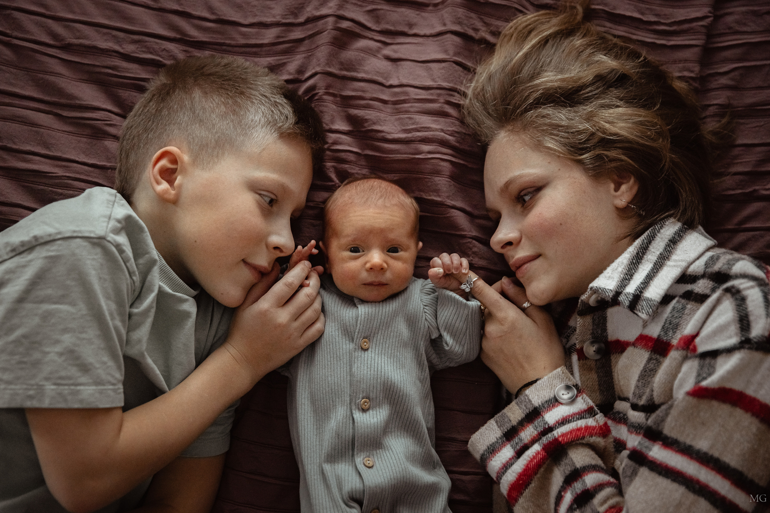 портрет малыша с братом и сестрой трое детей