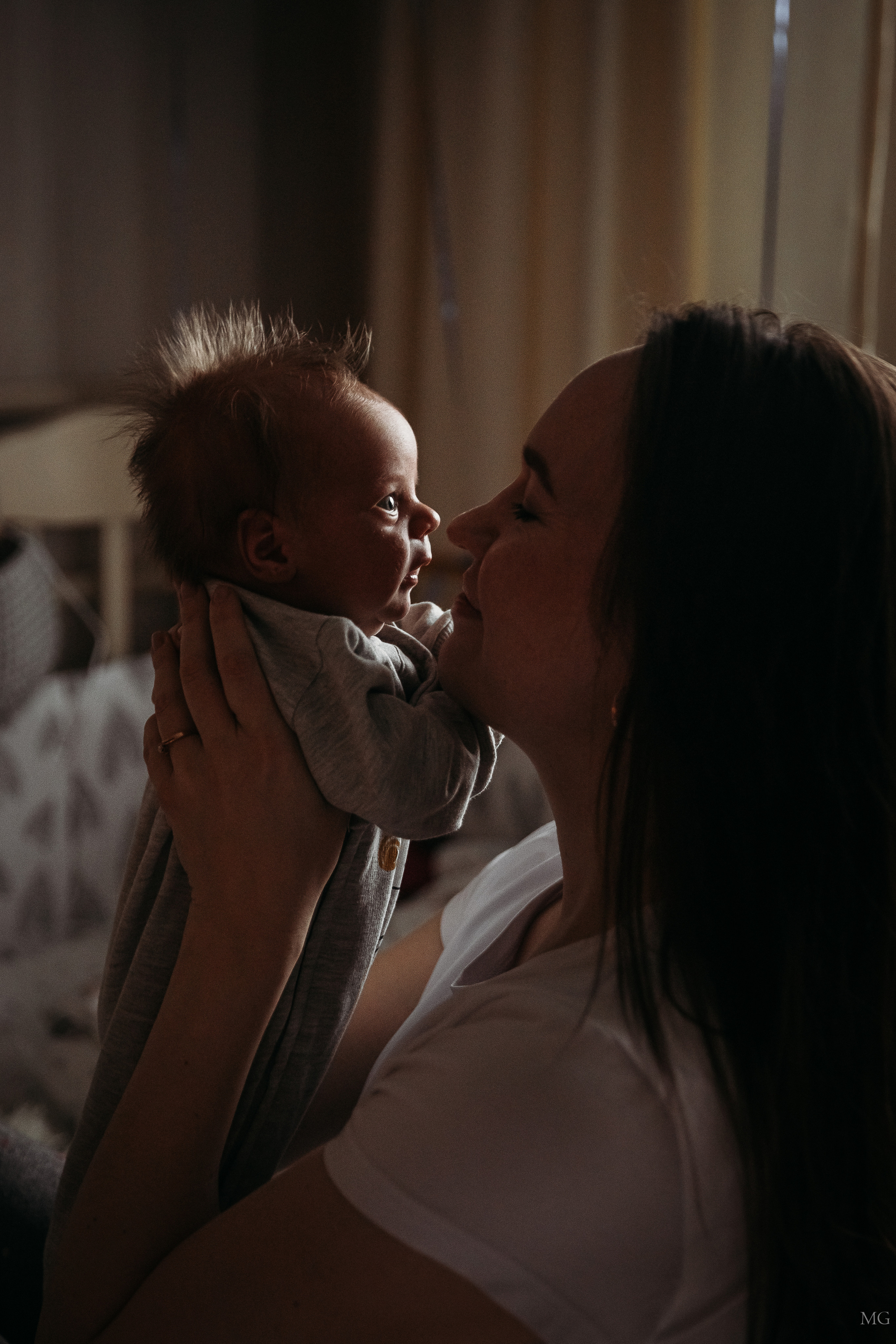 взъерошенный малыш у мамы на руках семейная домашняя съемка