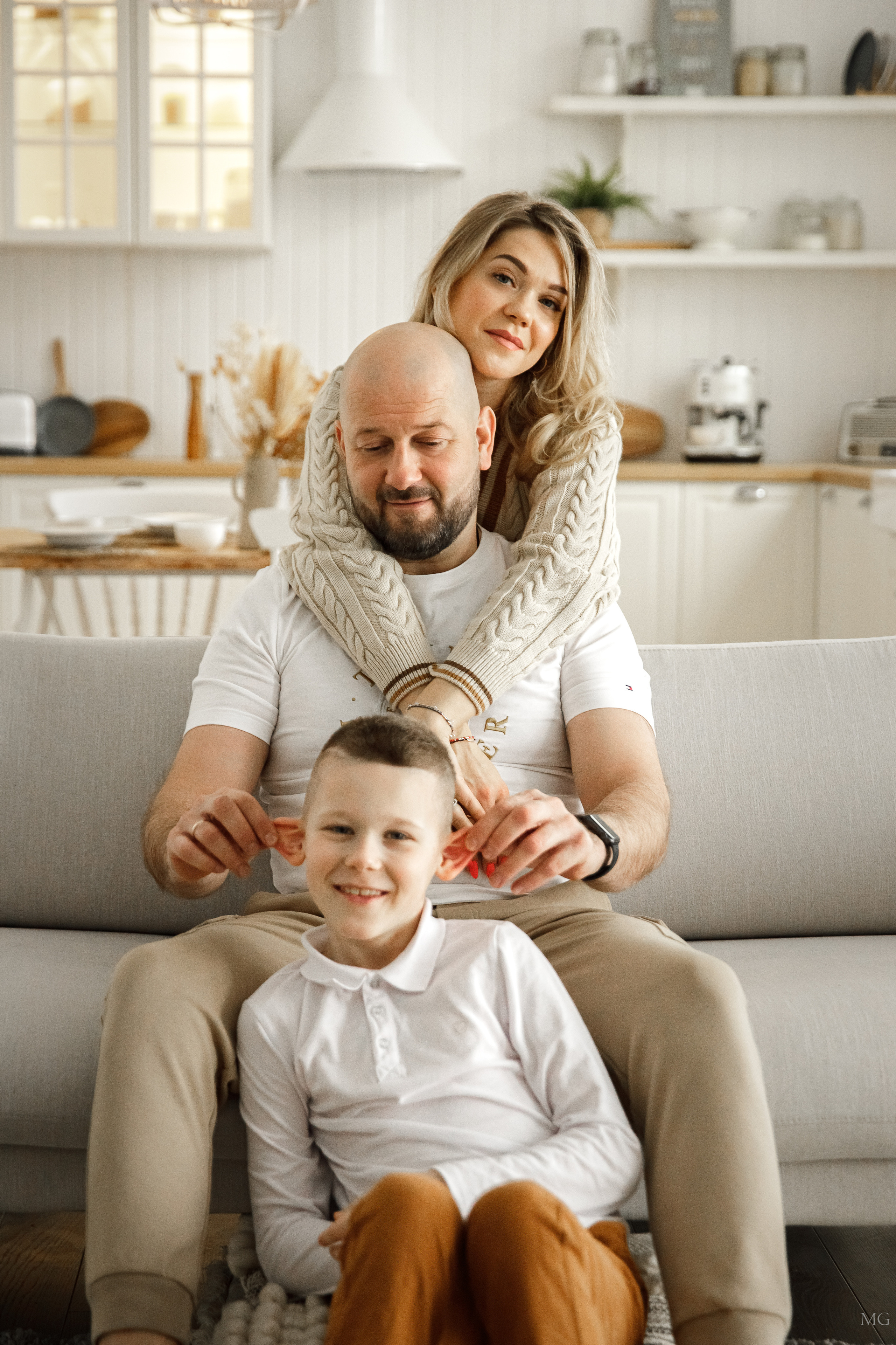 фотосессия в студии семья мама папа и сын  веселое фото