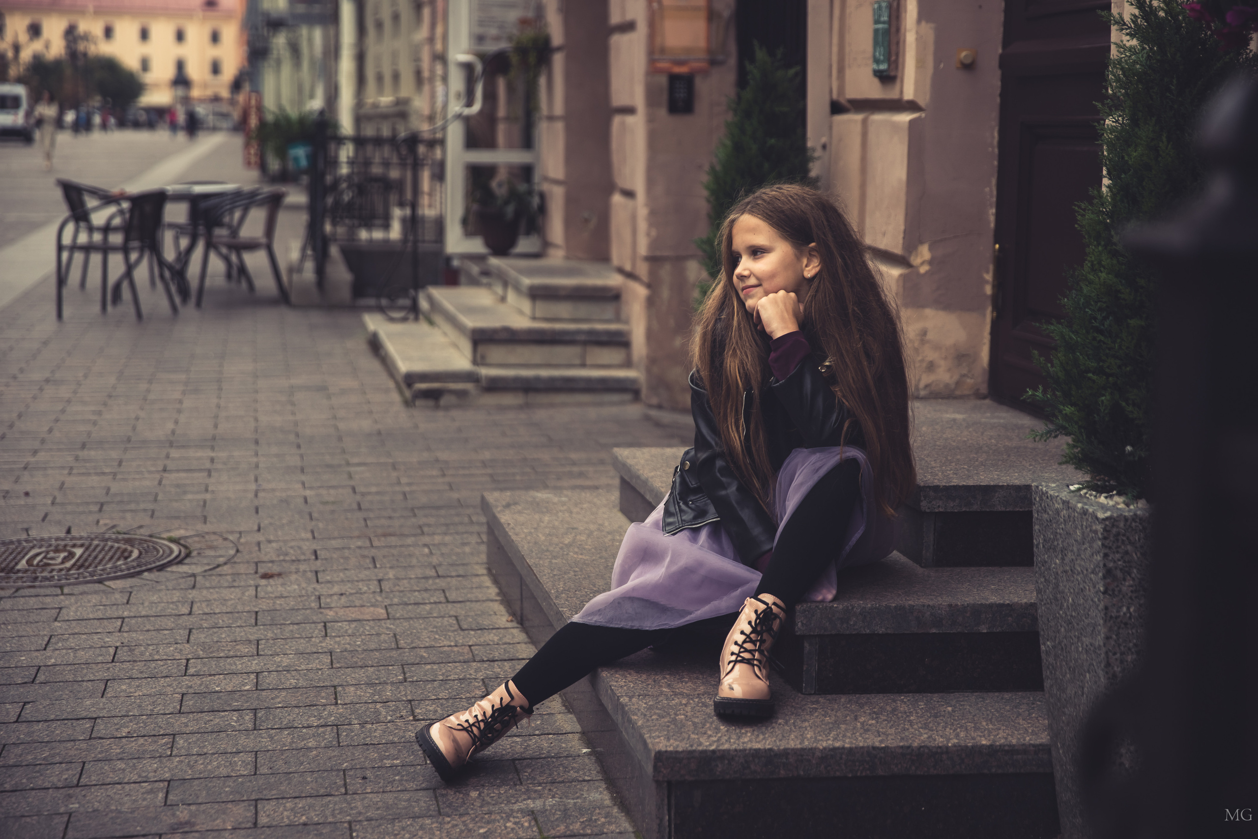 городская фотопрогулка на ступеньках сидит девушка