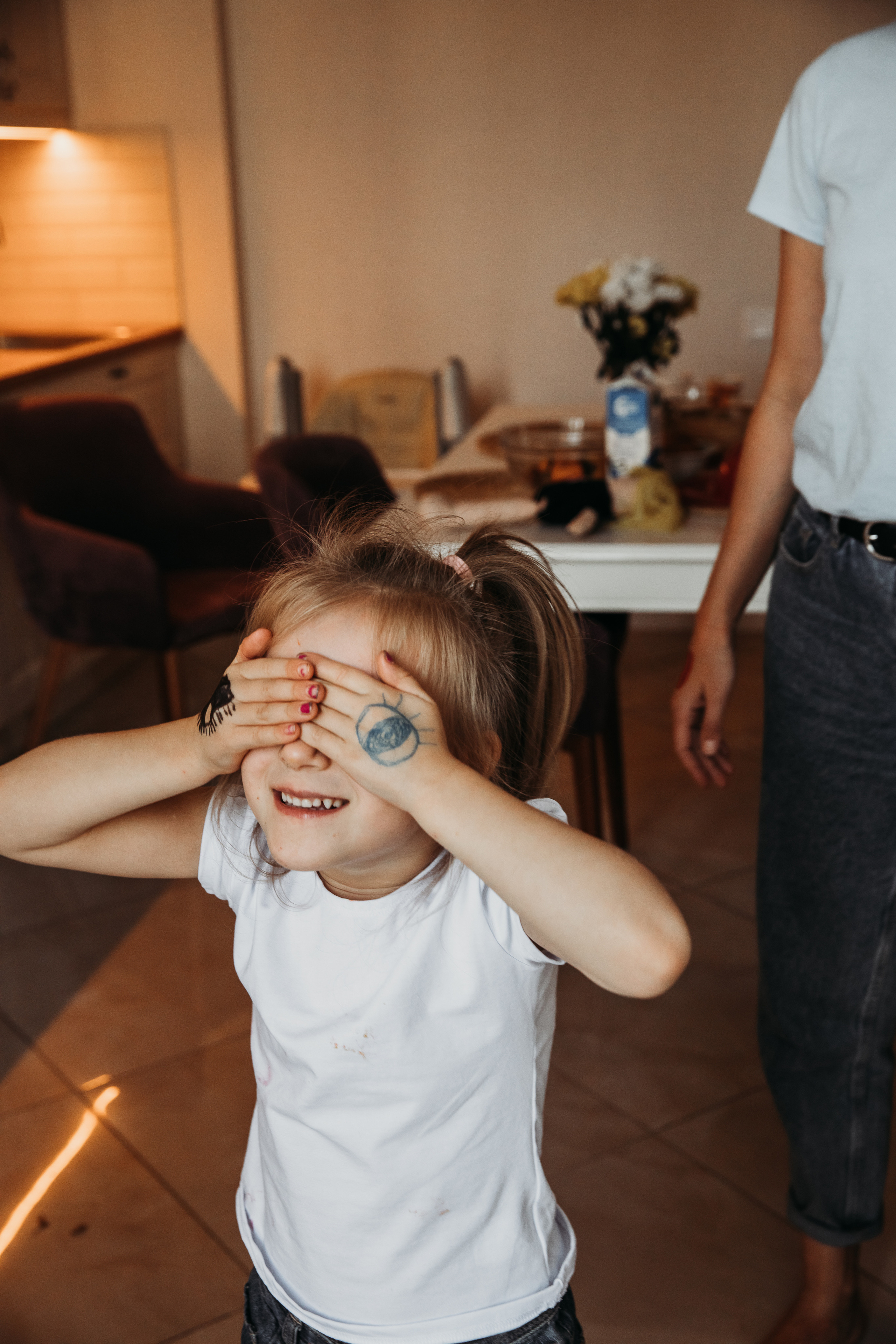 Папа Мама 3 дочки и Кокос. Маша Гонтарь Семейный домашний репортажный фотограф в Санкт-Петербурге