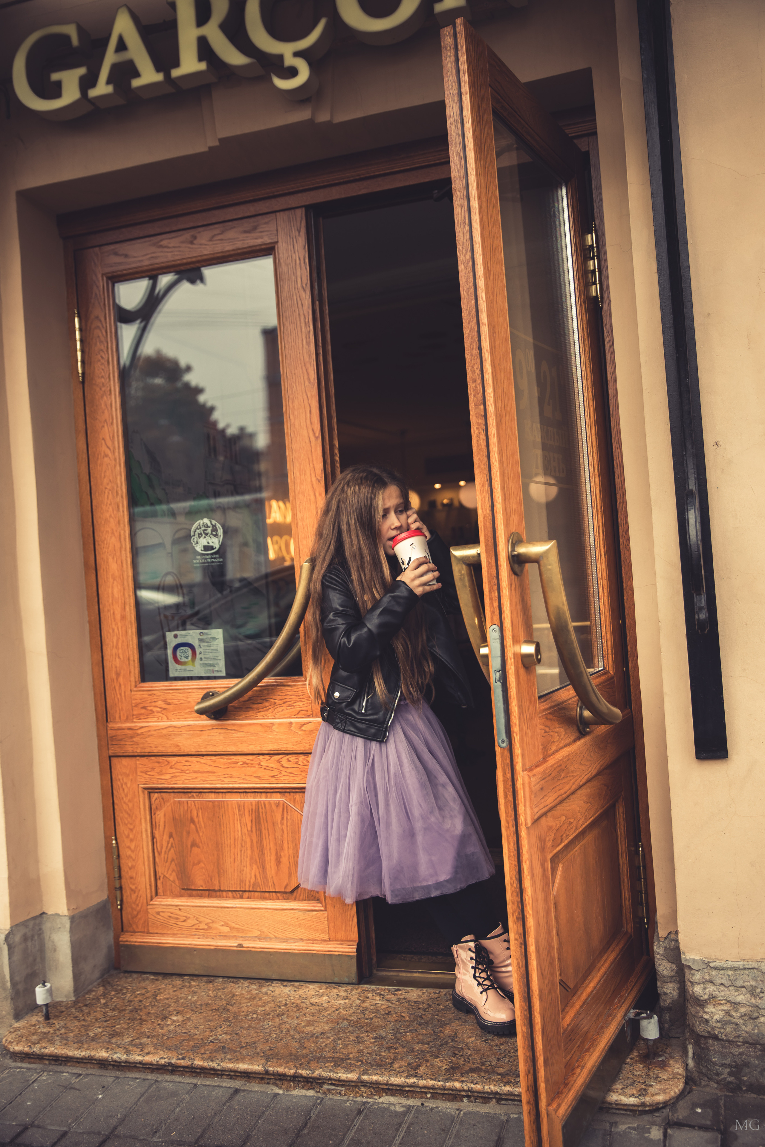 городская фотопрогулка девушка пьет кофе у кафе