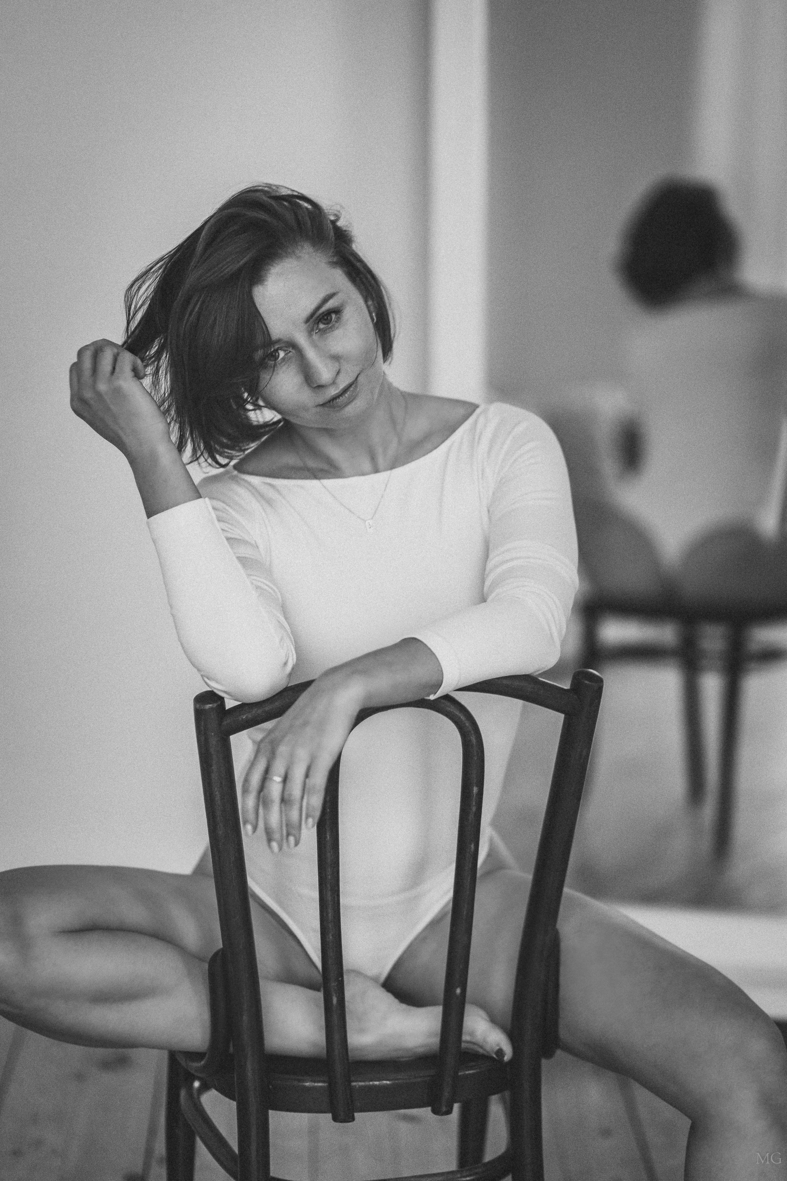 индивидуальная фотосессия красивая девушка на стуле 
