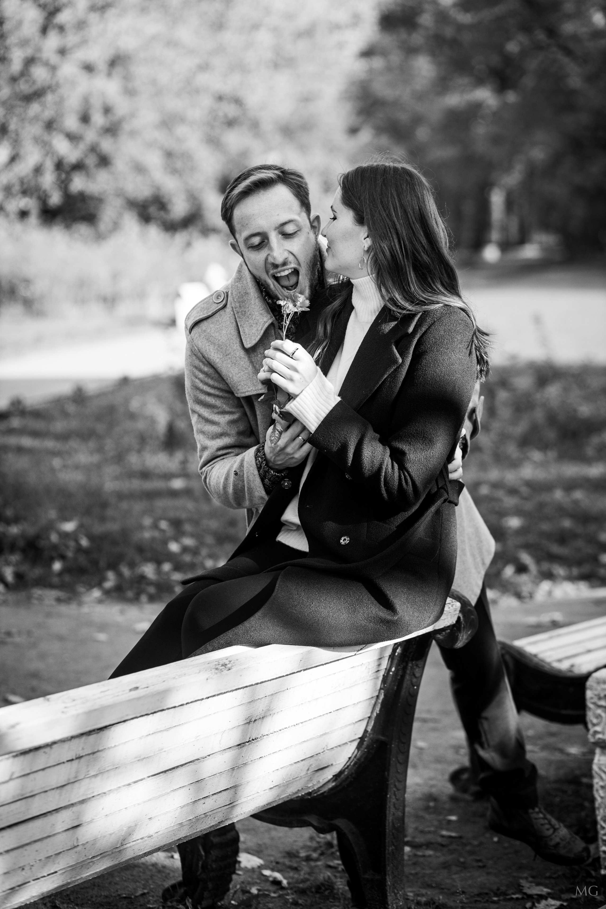 Влюбленные сидят на скамейке в осеннем парке