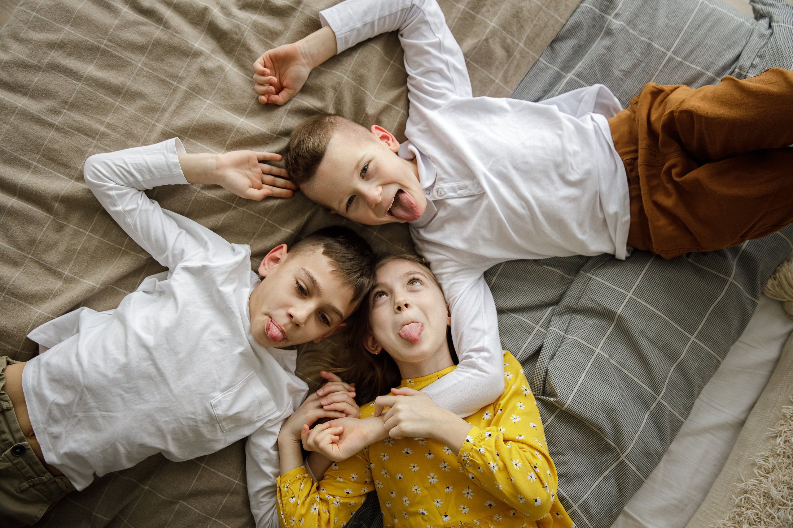 фотосессия в студии дети показывают язык братья сестра