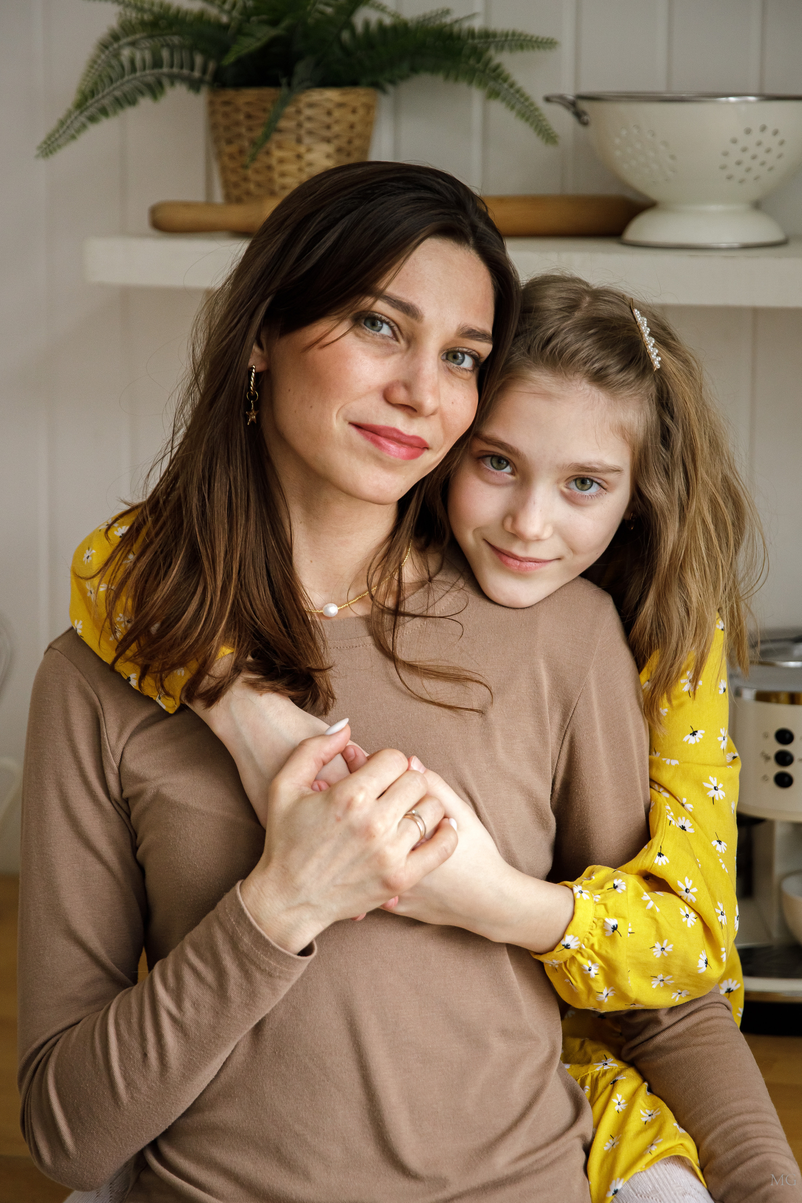 портрет мамы и дочки любовь объятья 