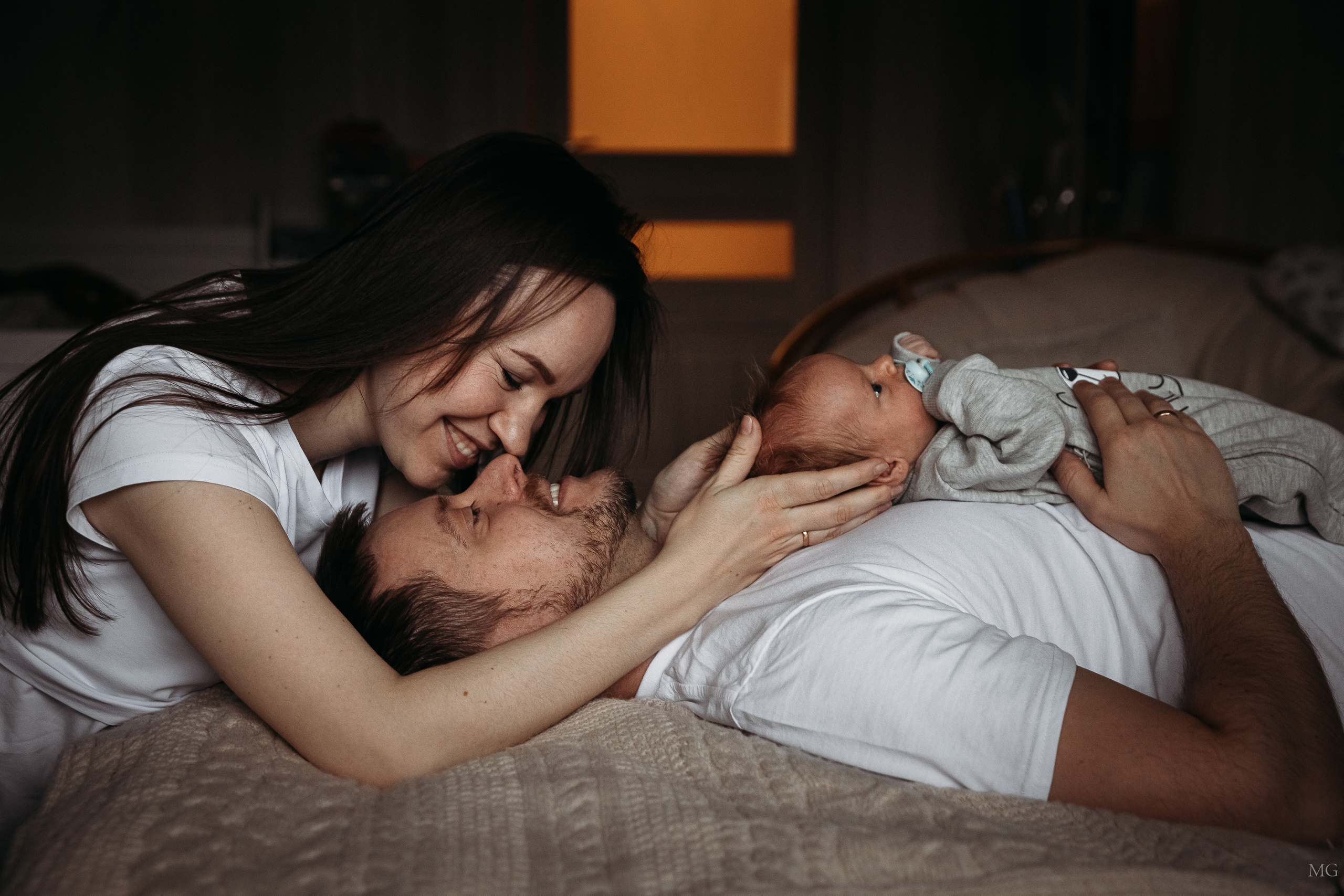 мама целует папу папа держит новорожденного малыша на груди