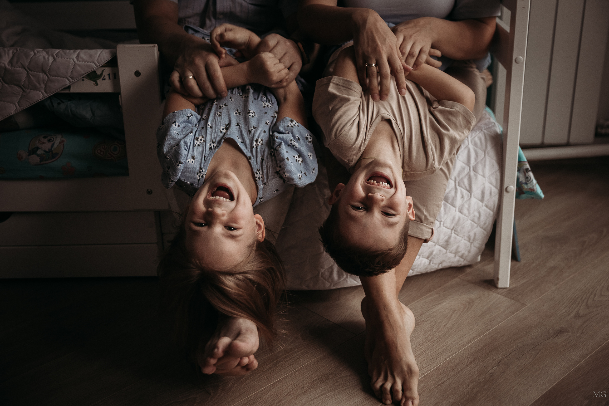 дети смеются на руках у мамы и папы