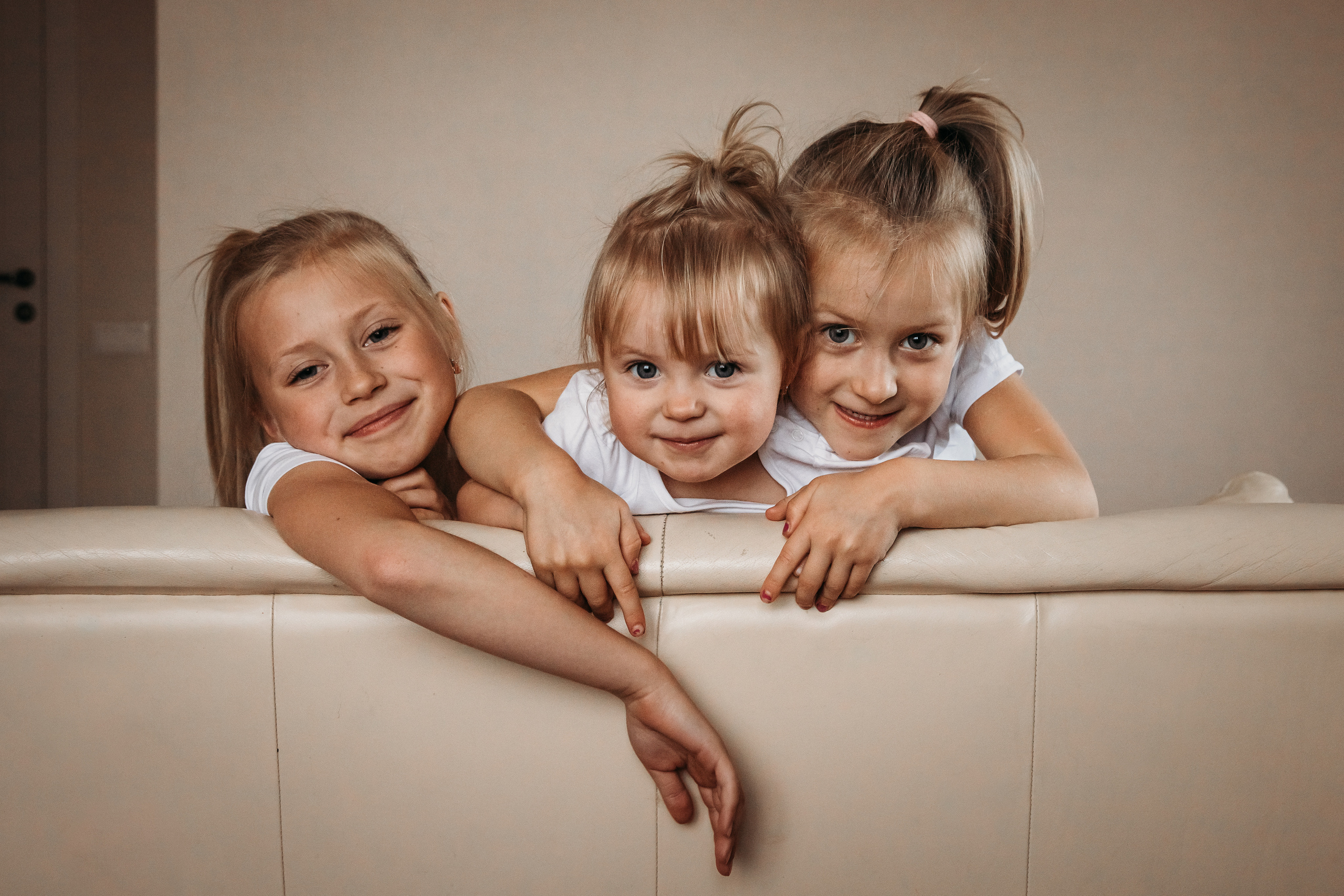 Три сестрички девочки обнимаются фотосессия 