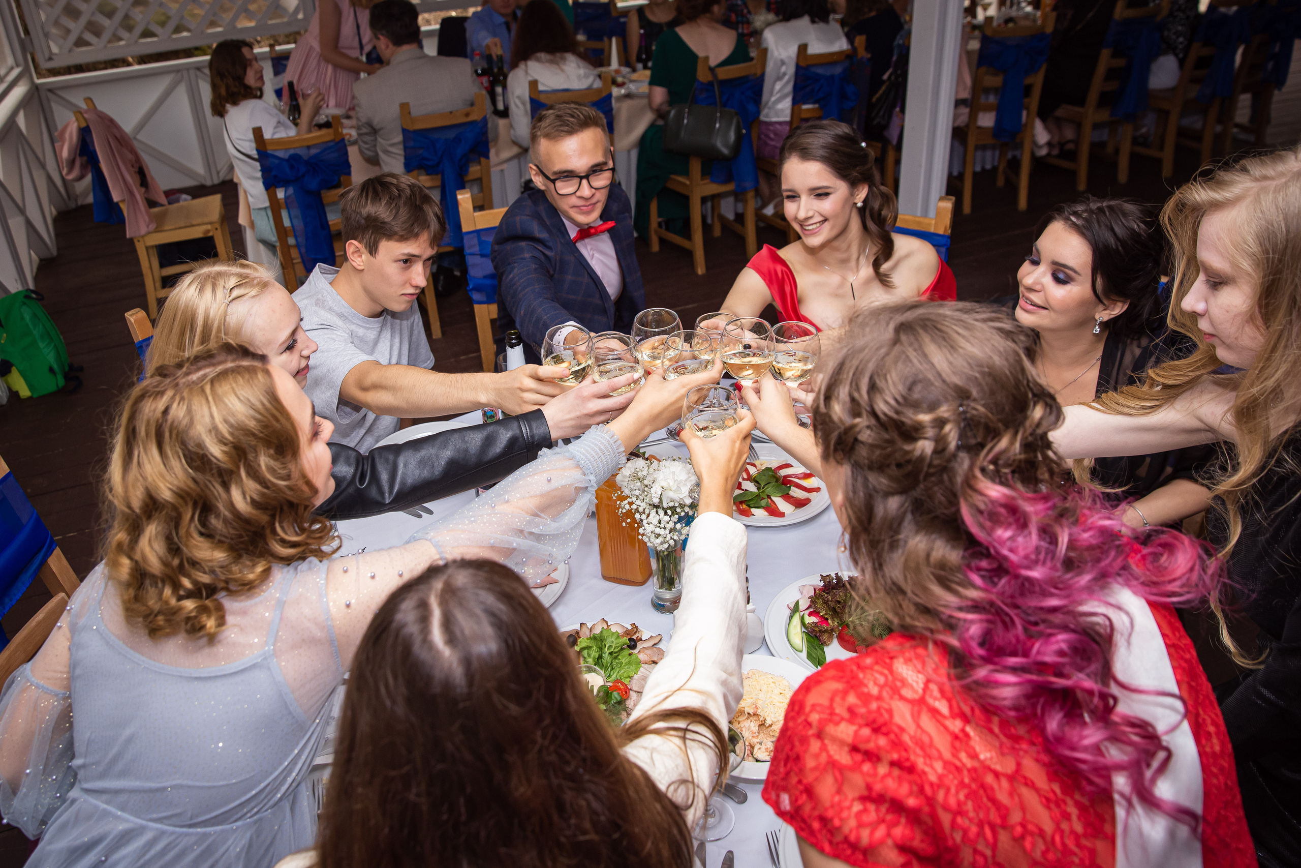 репортаж с выпускных школьников, на заливе праздник