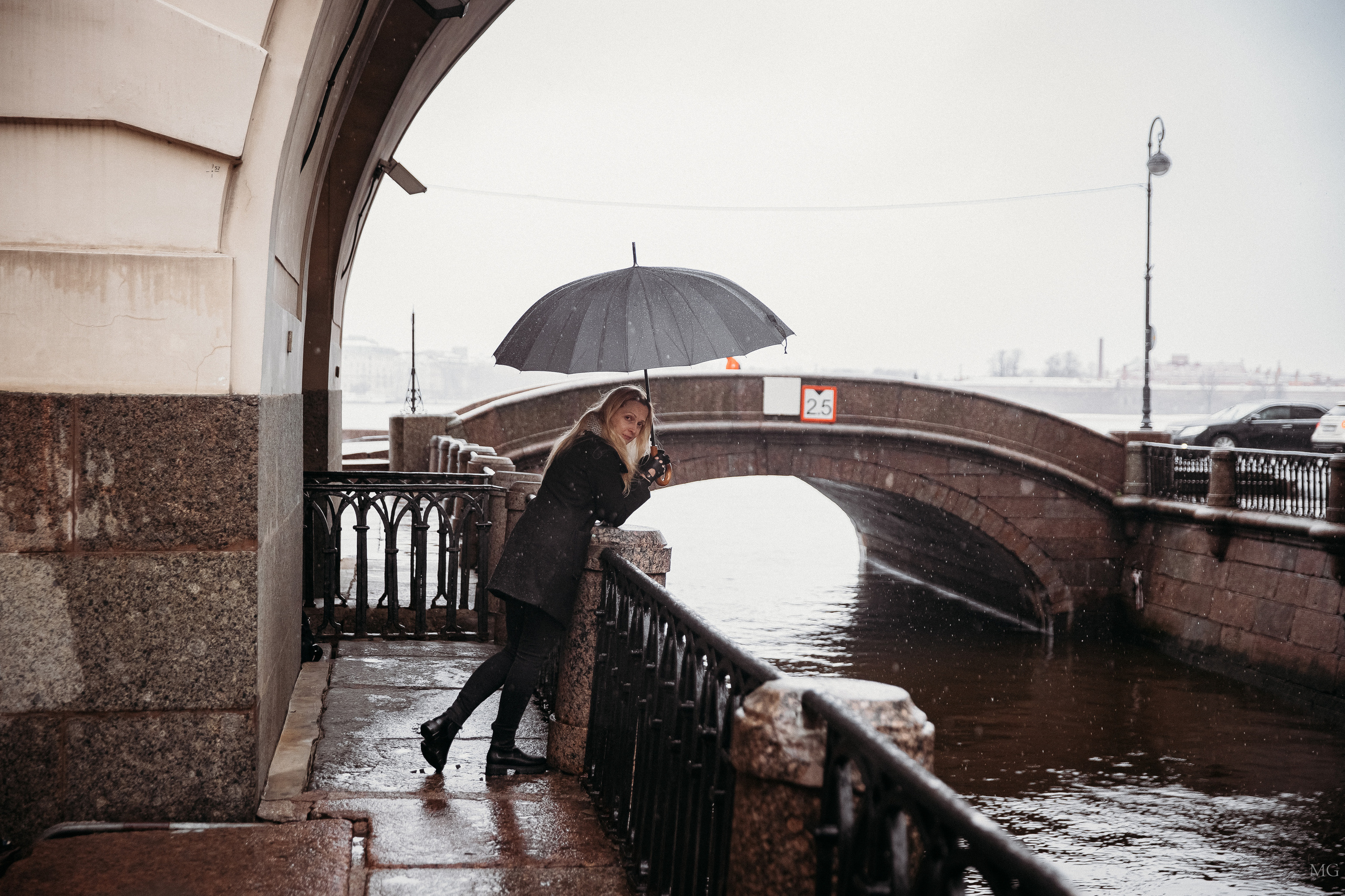 городская фотопрогулка Санкт-Петербург девушка с зонтом на канале