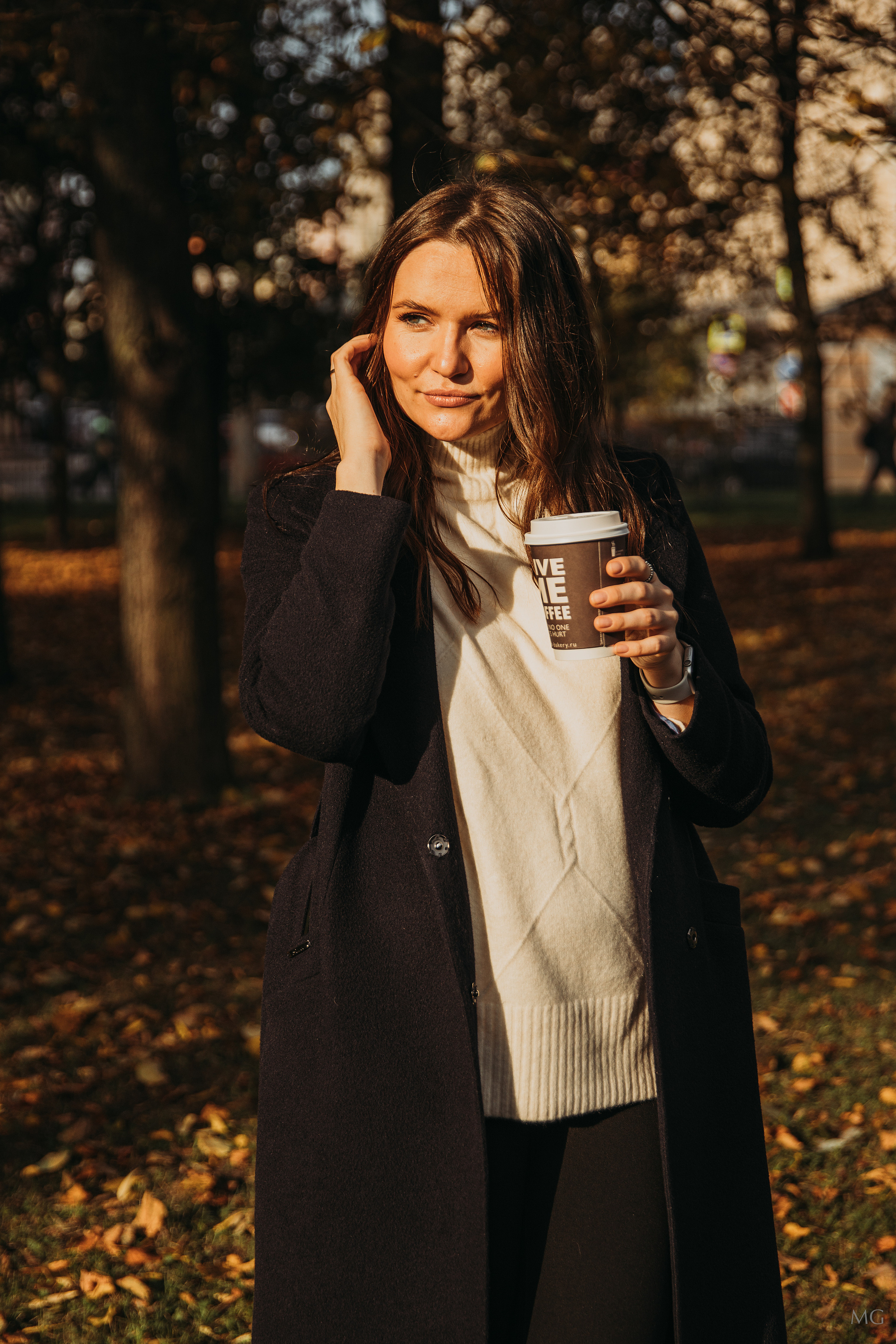 Девушка в осеннем парке с кофе