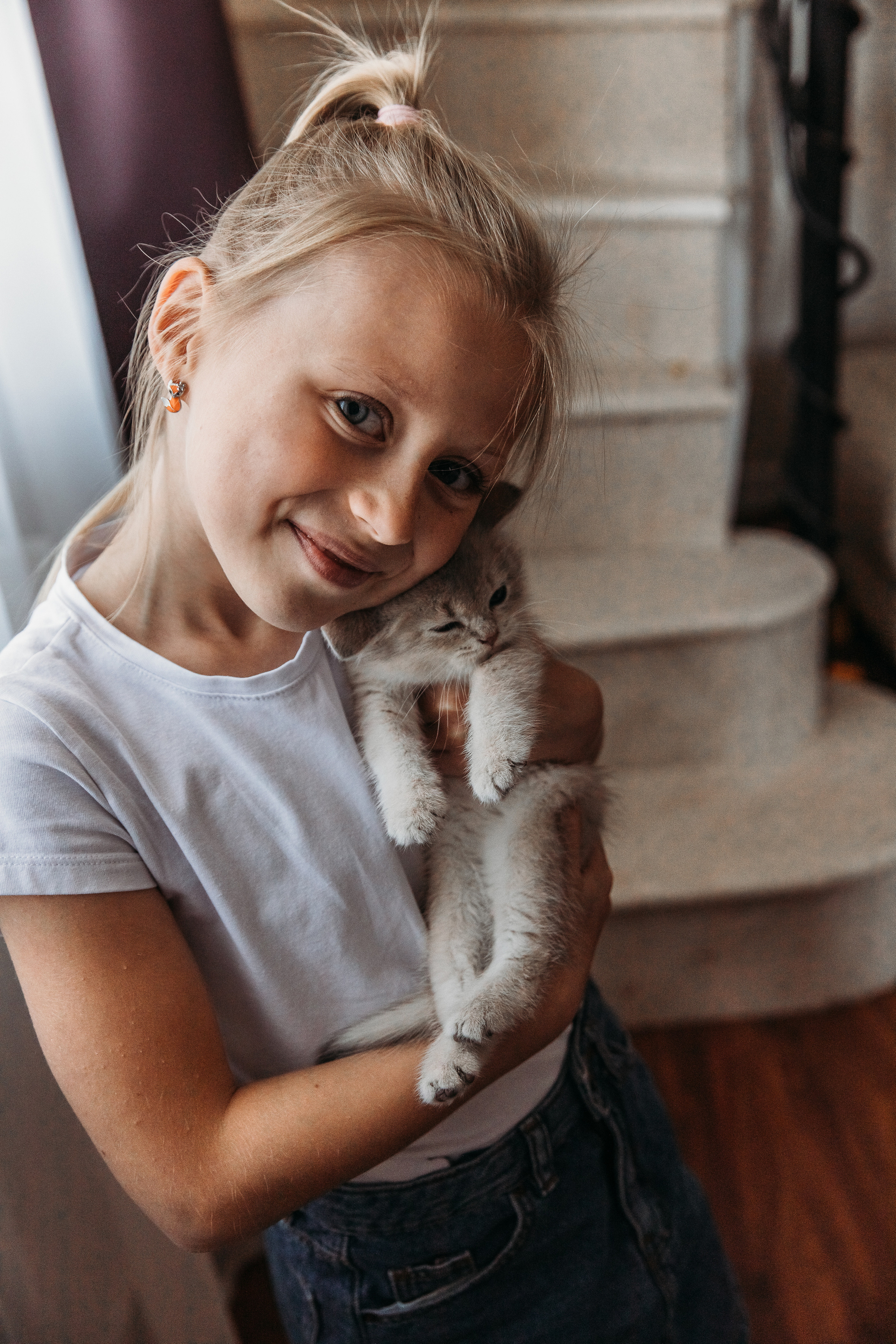 Домашняя съемка девочка обнимает кота