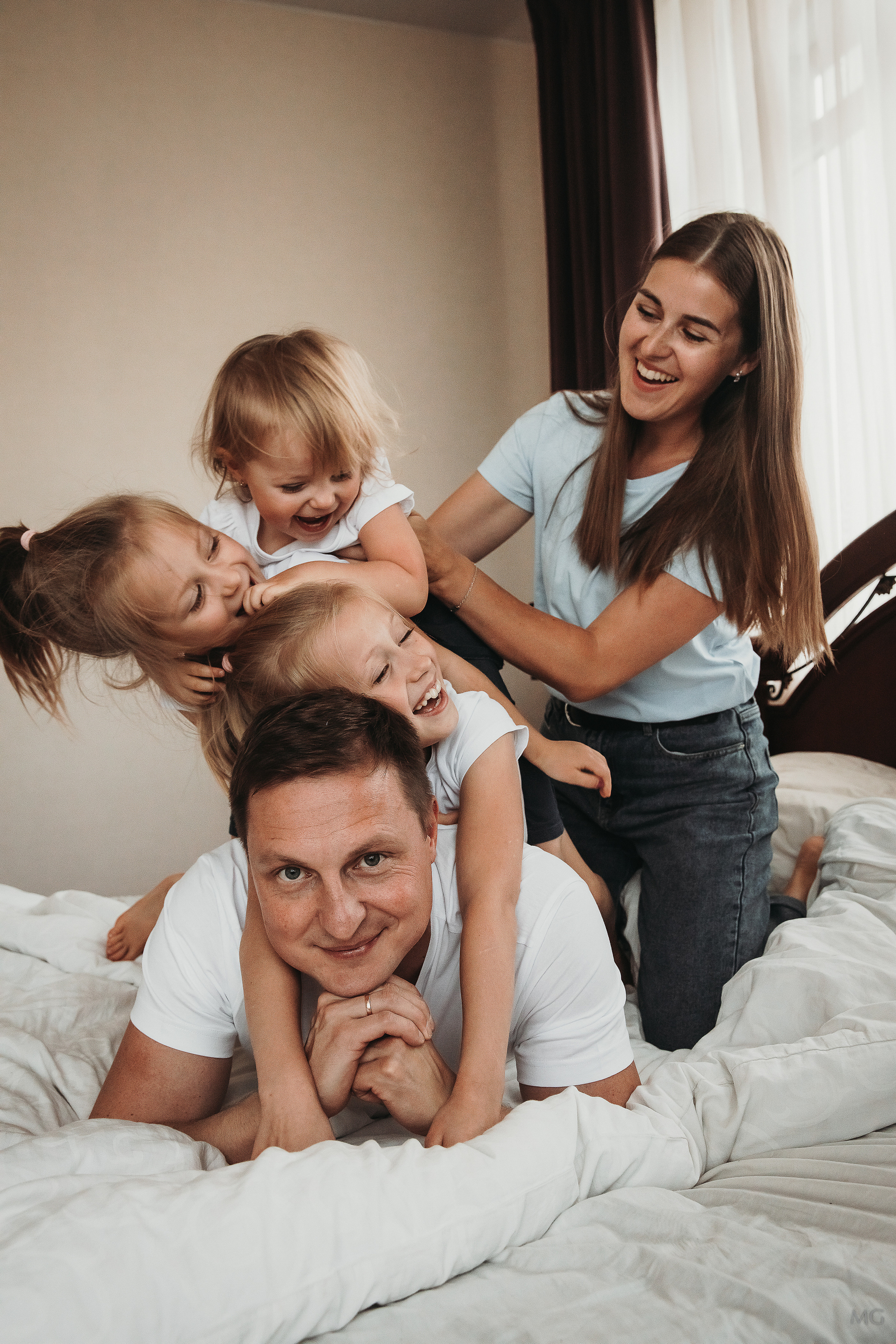 Домашняя фотосессия  веселая семья Булкиных Папа  дочки баловство на кровати
