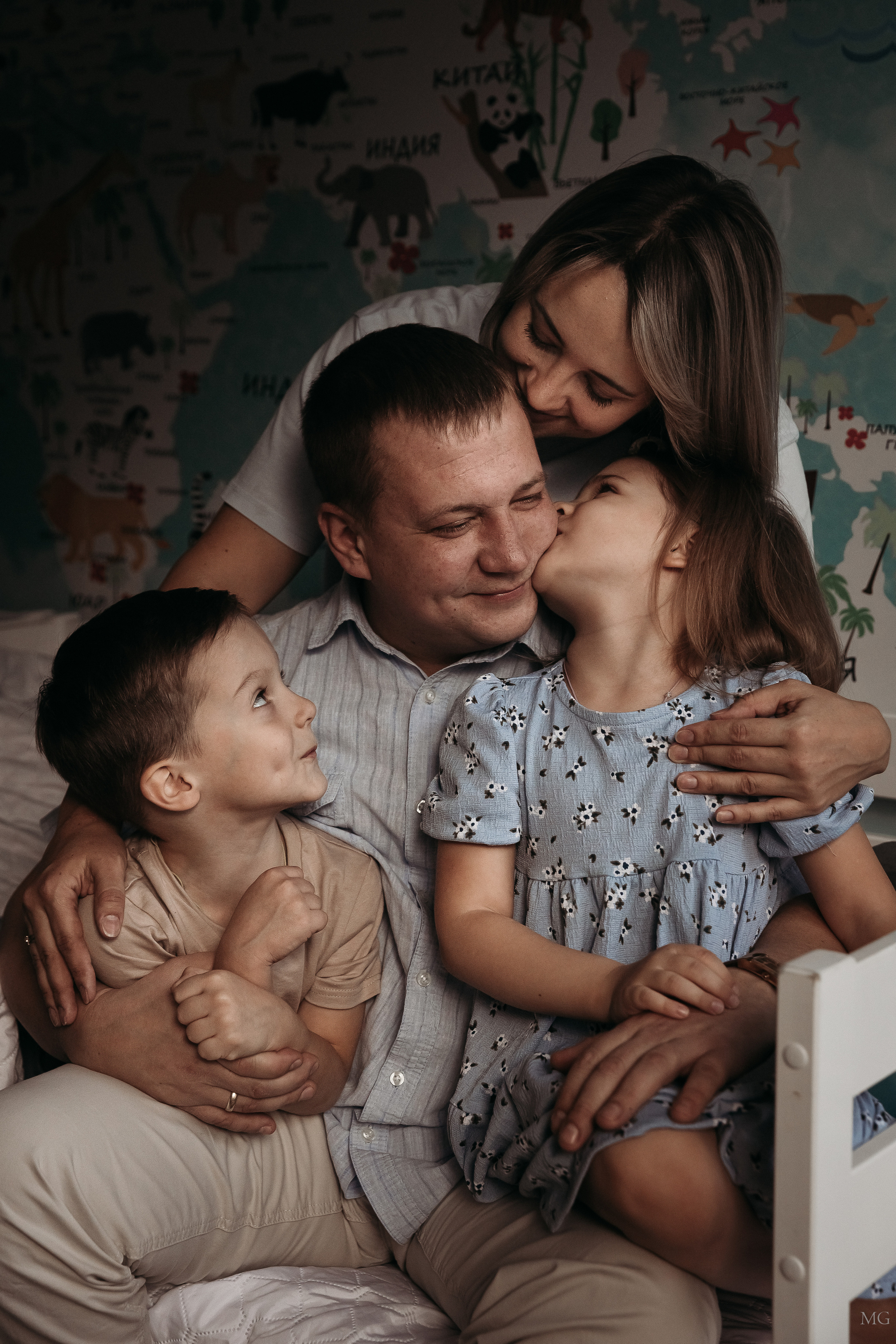 домашняя фотосессия мама папа дочка и сын любовь счастье