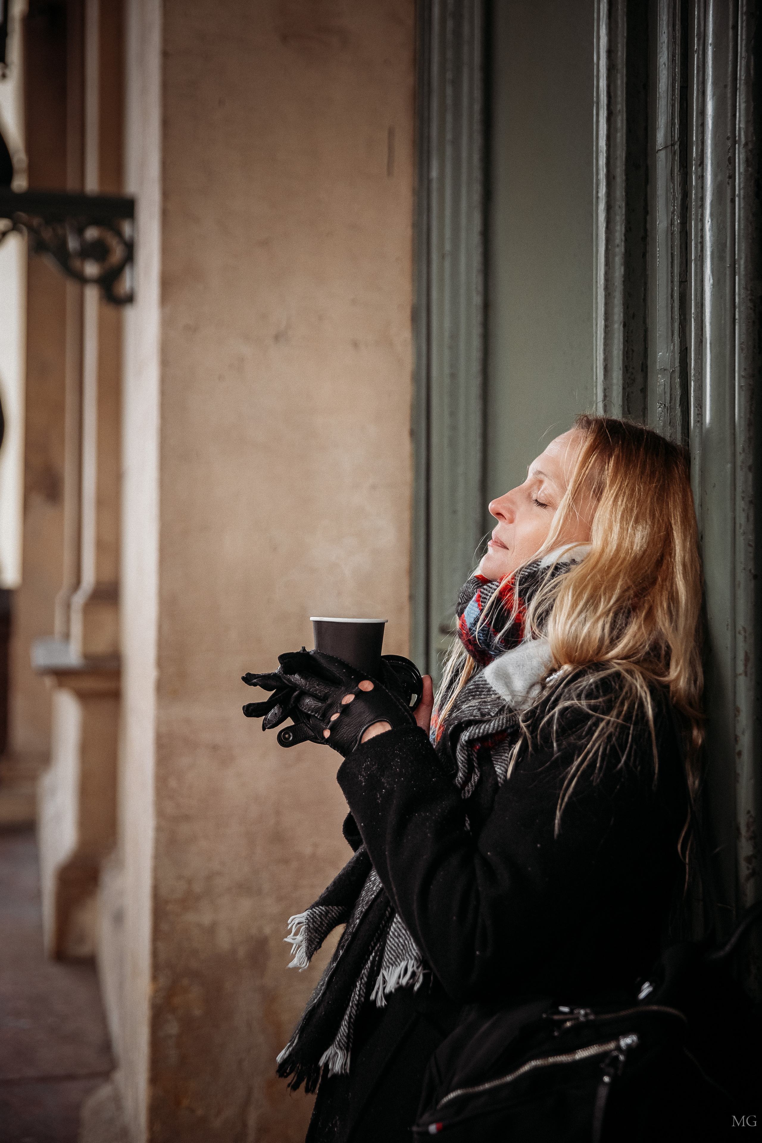 городская фотопрогулка Санкт-Петербург девушка греется горячим кофе