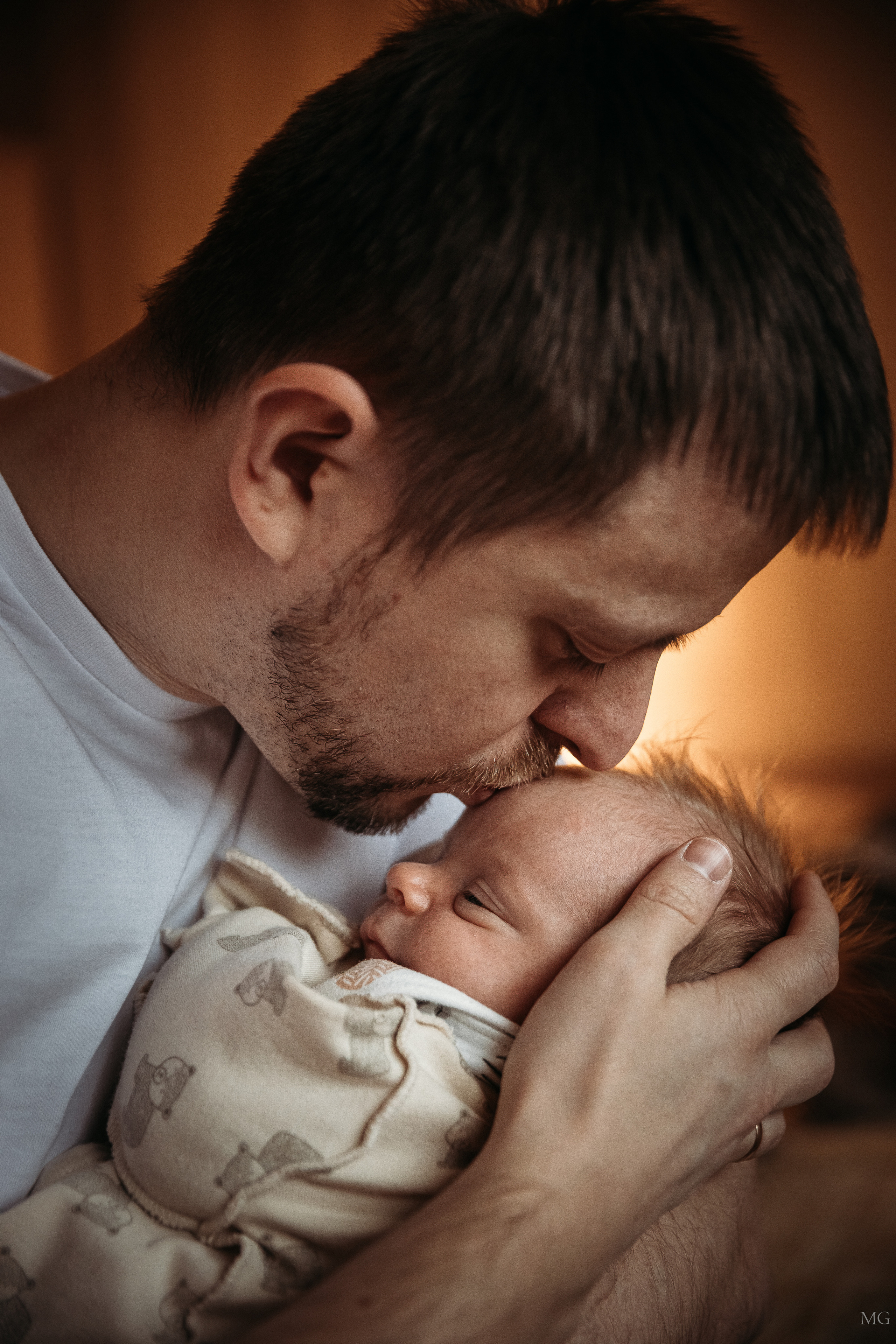 папа целует малыша на руках домашняя съемка