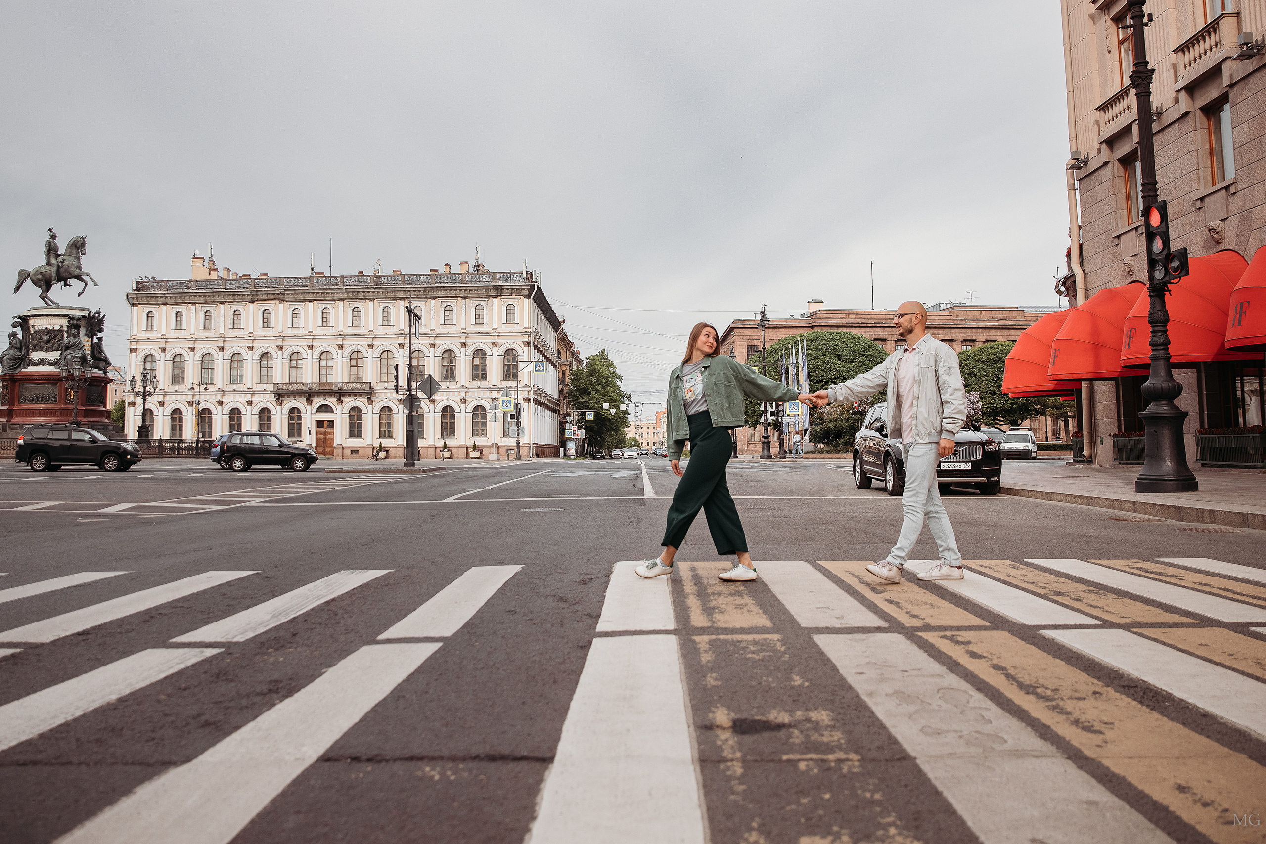 пара идет по пешеходному переходу у гостиницы Астория