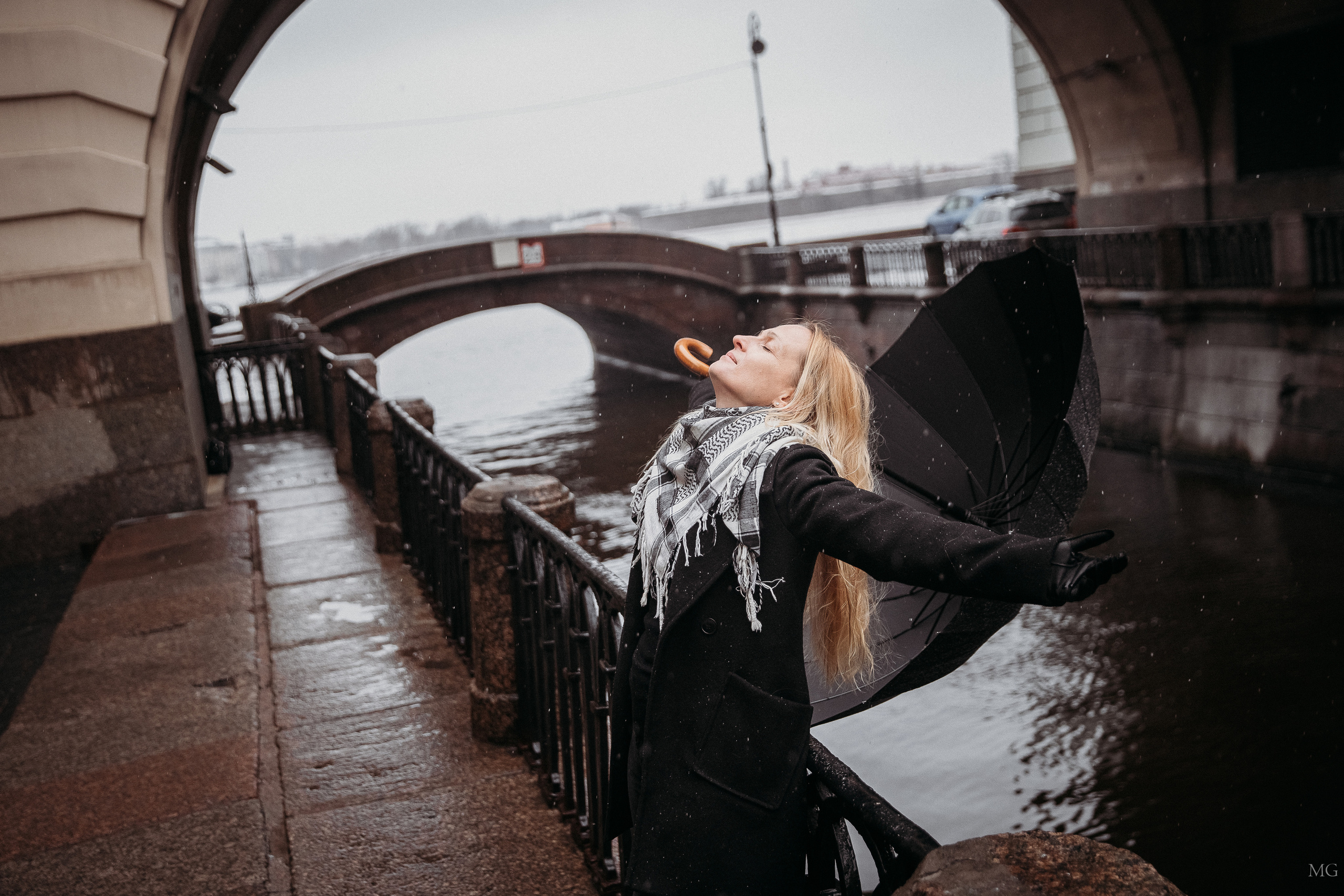 городская фотопрогулка Санкт-Петербург девушка наслаждается дождем