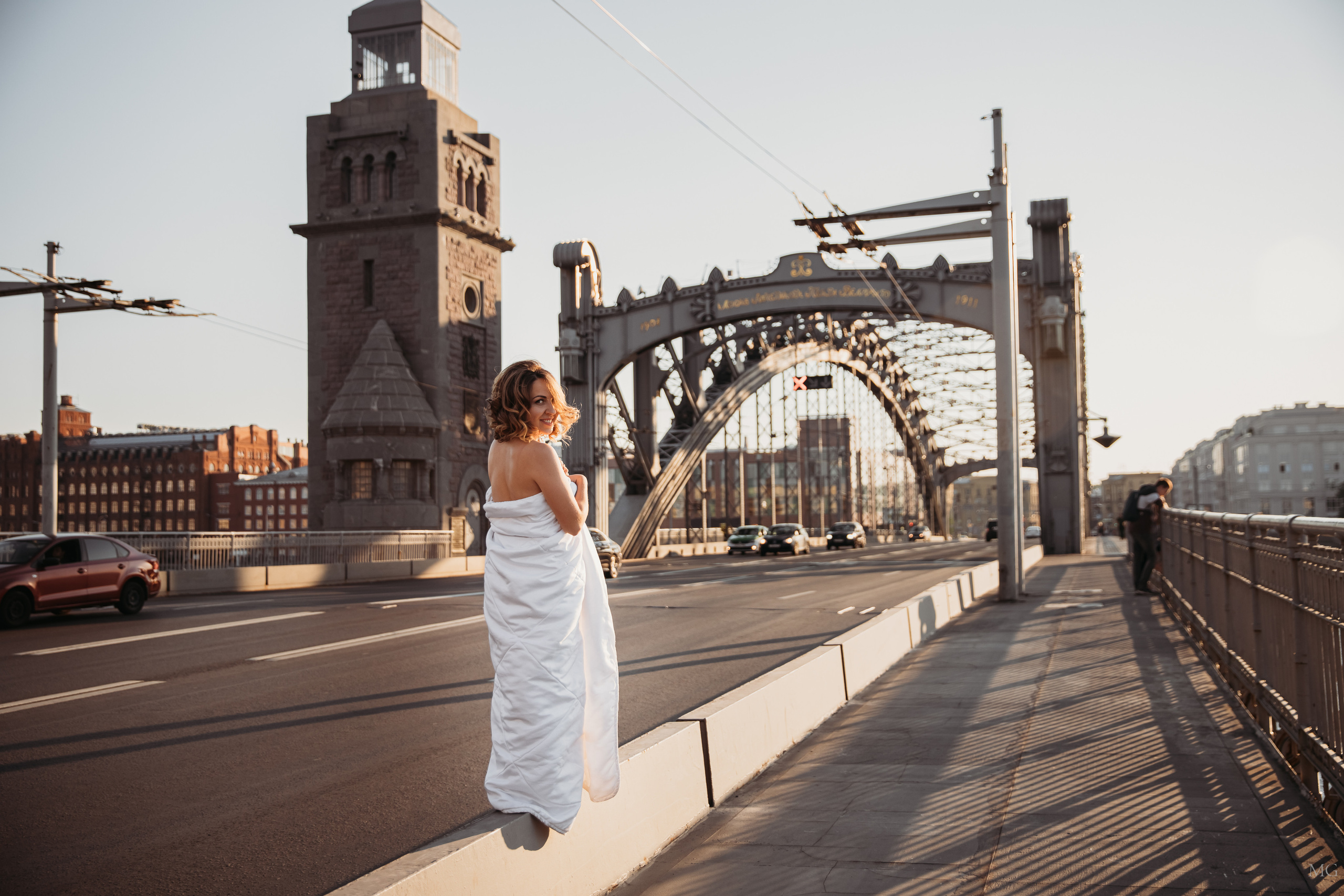 фотопрогулка девушка в одеяле на мосту в Санкт-Петербурге 
