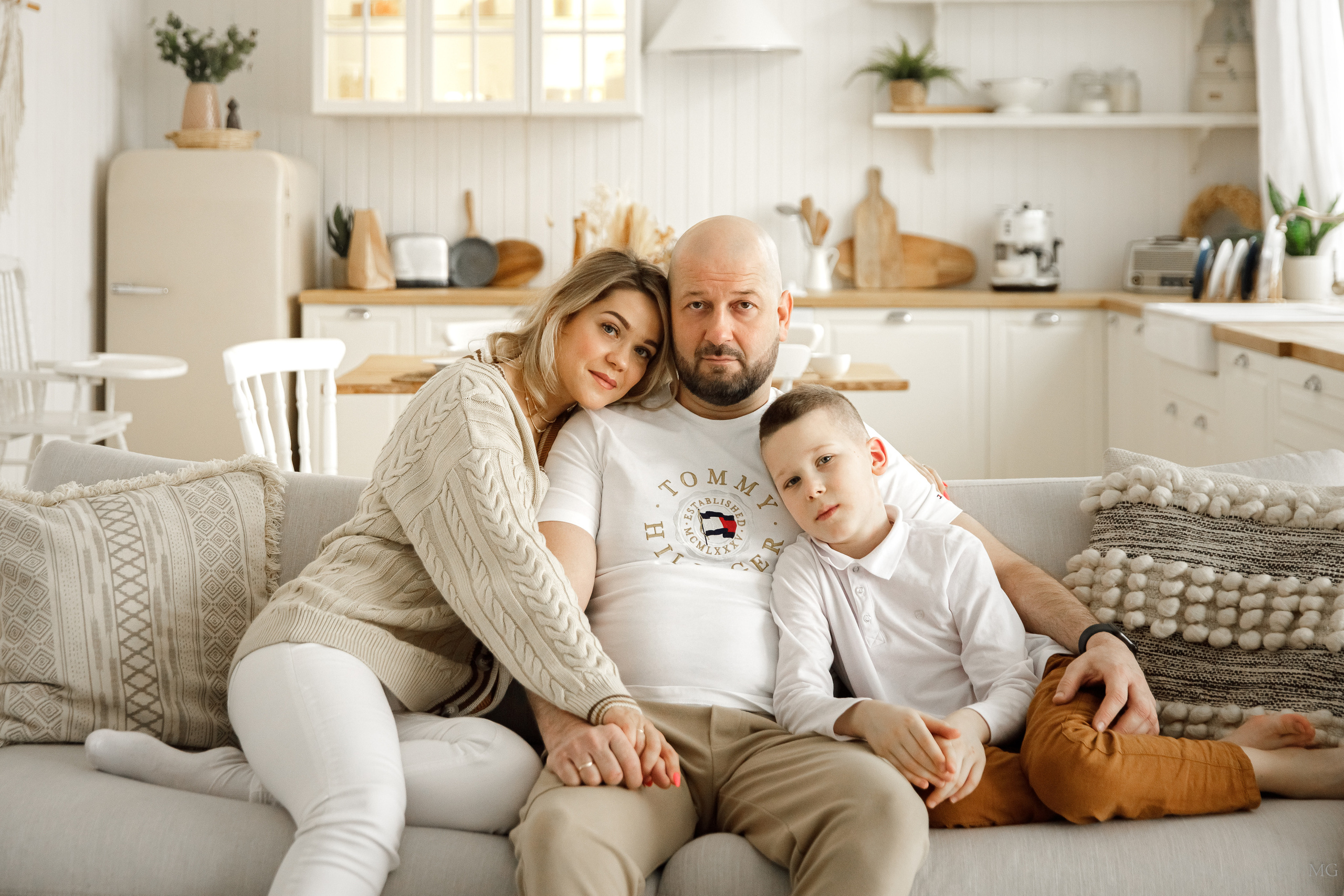 фотосессия в студии семья мама папа и сын 