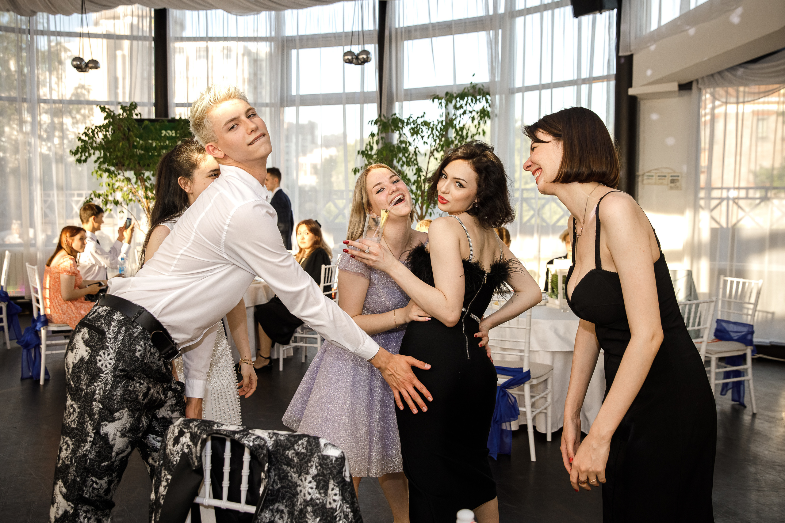 репортаж с выпускных школьников, праздники  в ресторане танцы эмоции радость