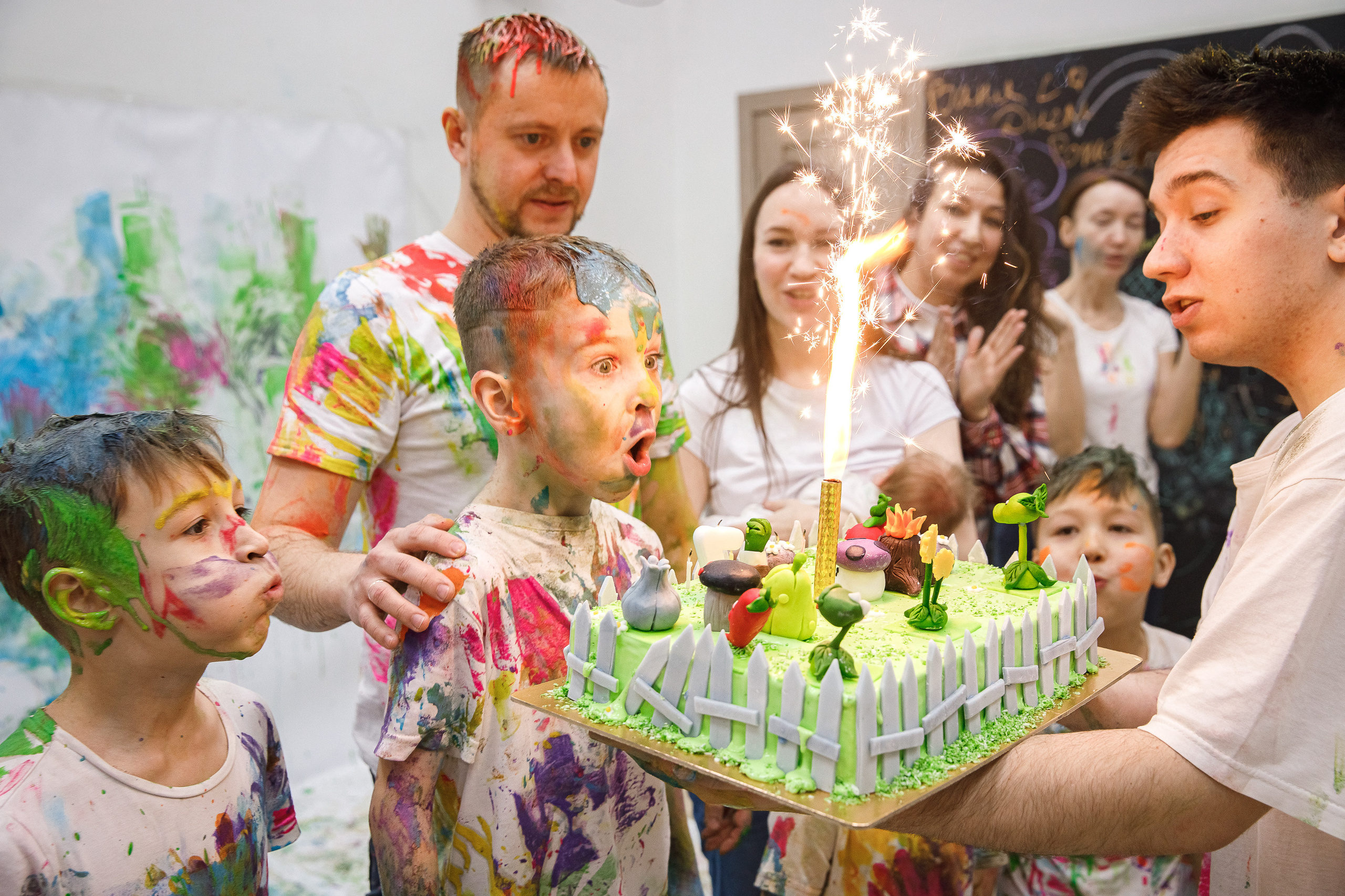 репортаж с детских дней рождения дети в красках тортик компания радость