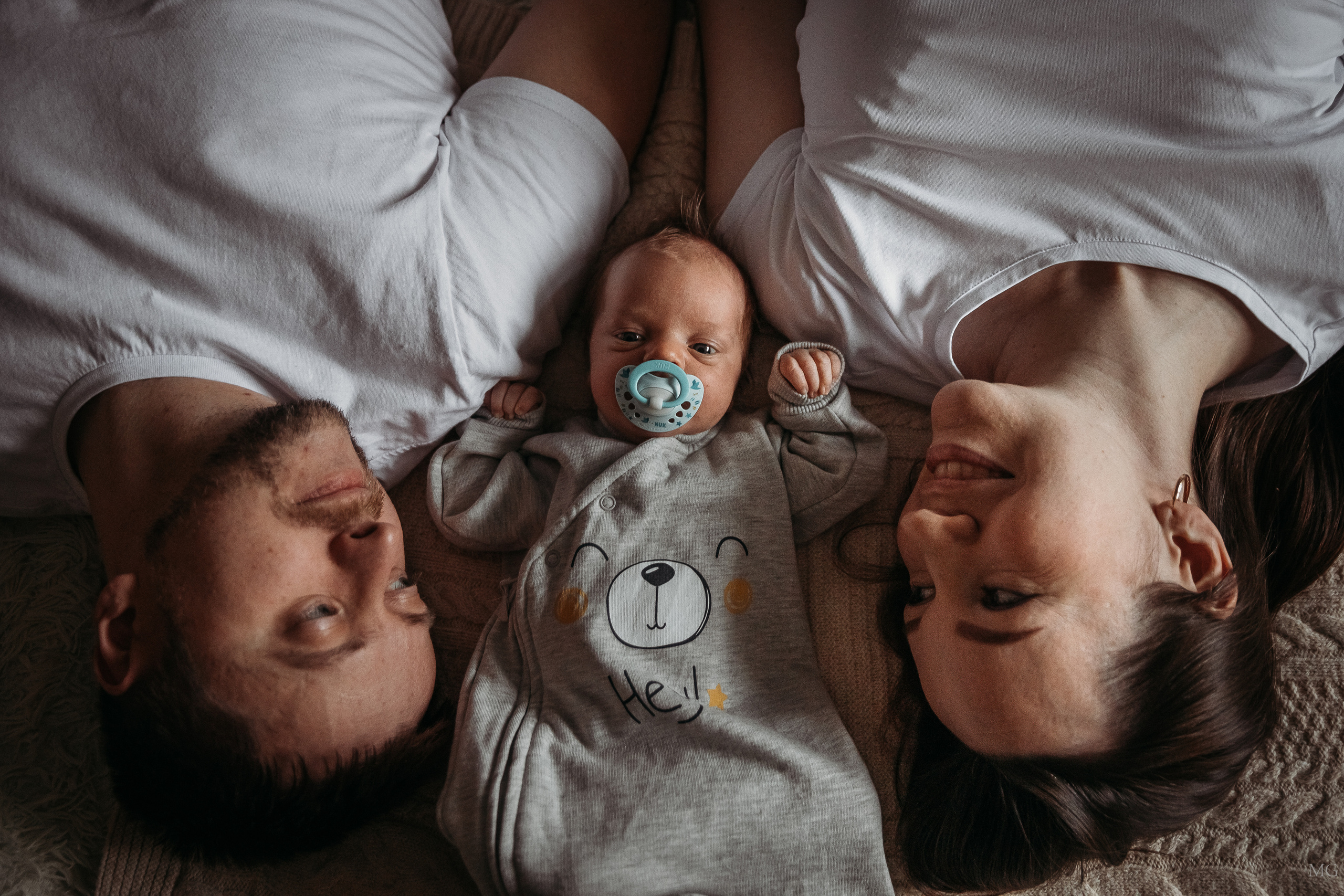 портрет мамы папы и малыша с соской во рту