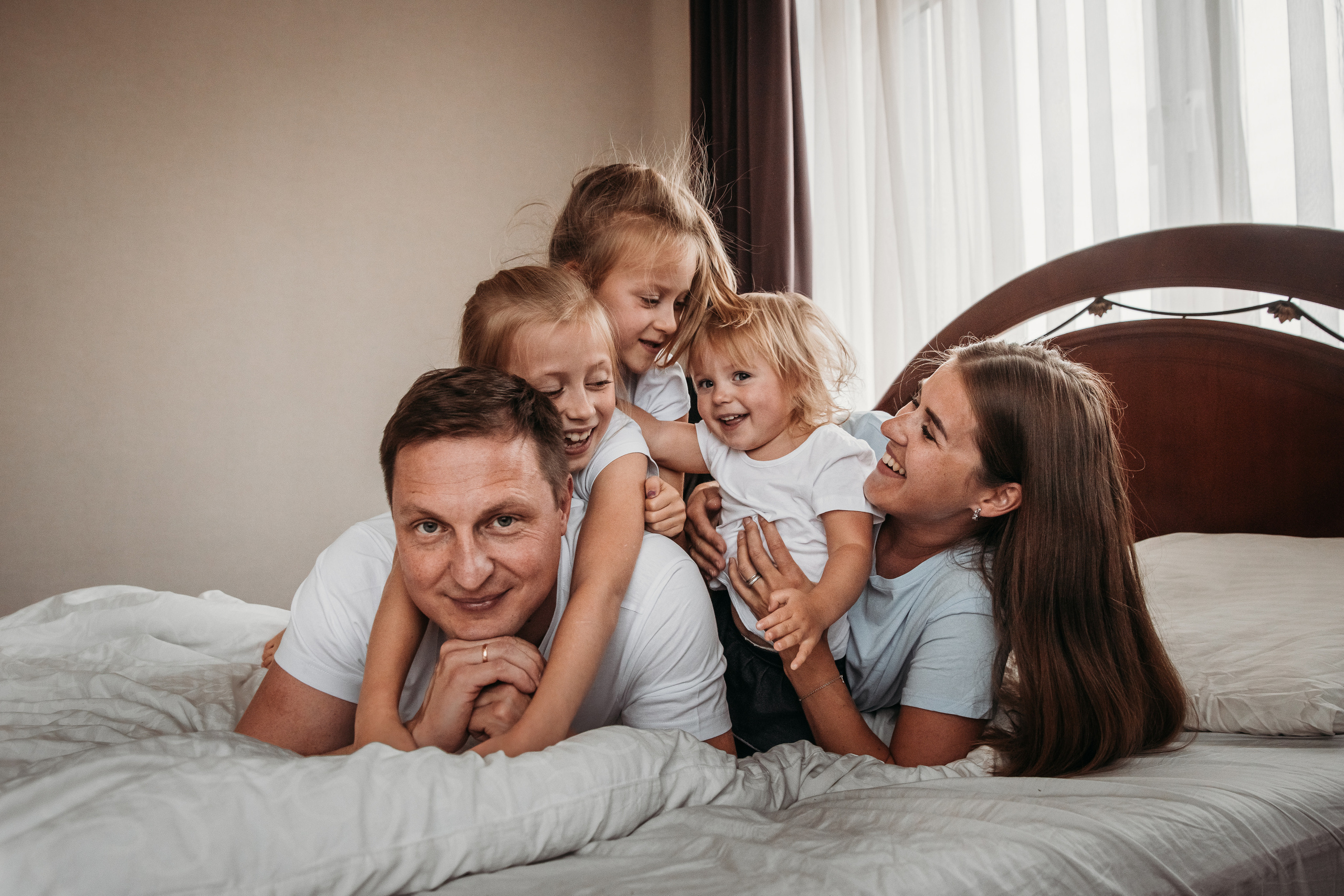 Домашняя фотосессия  веселая семья Булкиных Папа  дочки