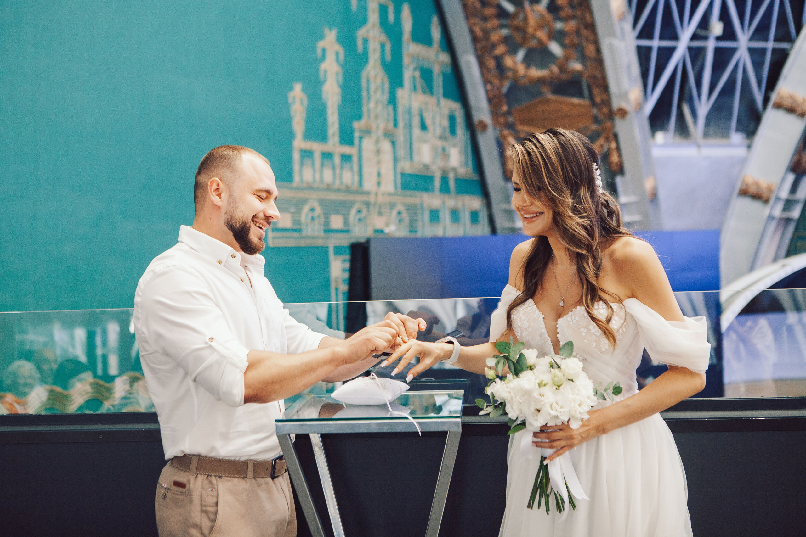 Молодожены в павильоне космонавтики и авиации №34 на вднх и в ресторане московское небо. Фотограф Ольга Ефремова