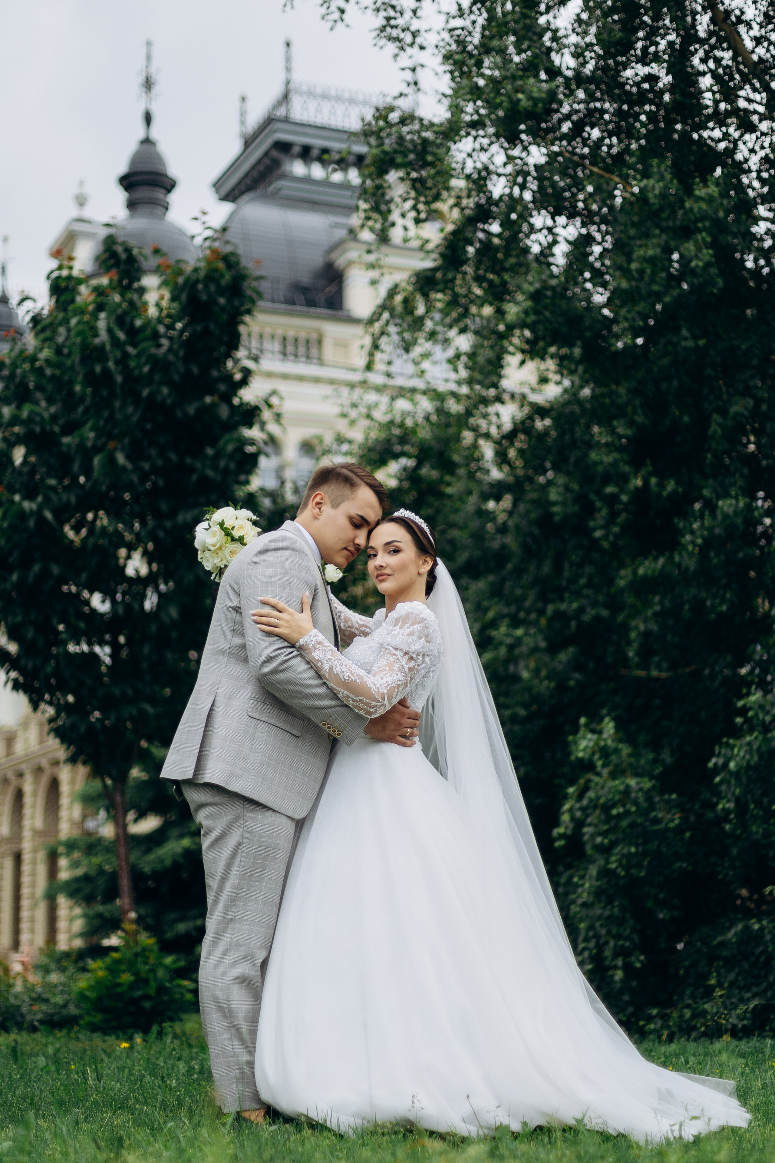 фотограф на свадьбу, свадебная фотосессия в театре, букет невесты
