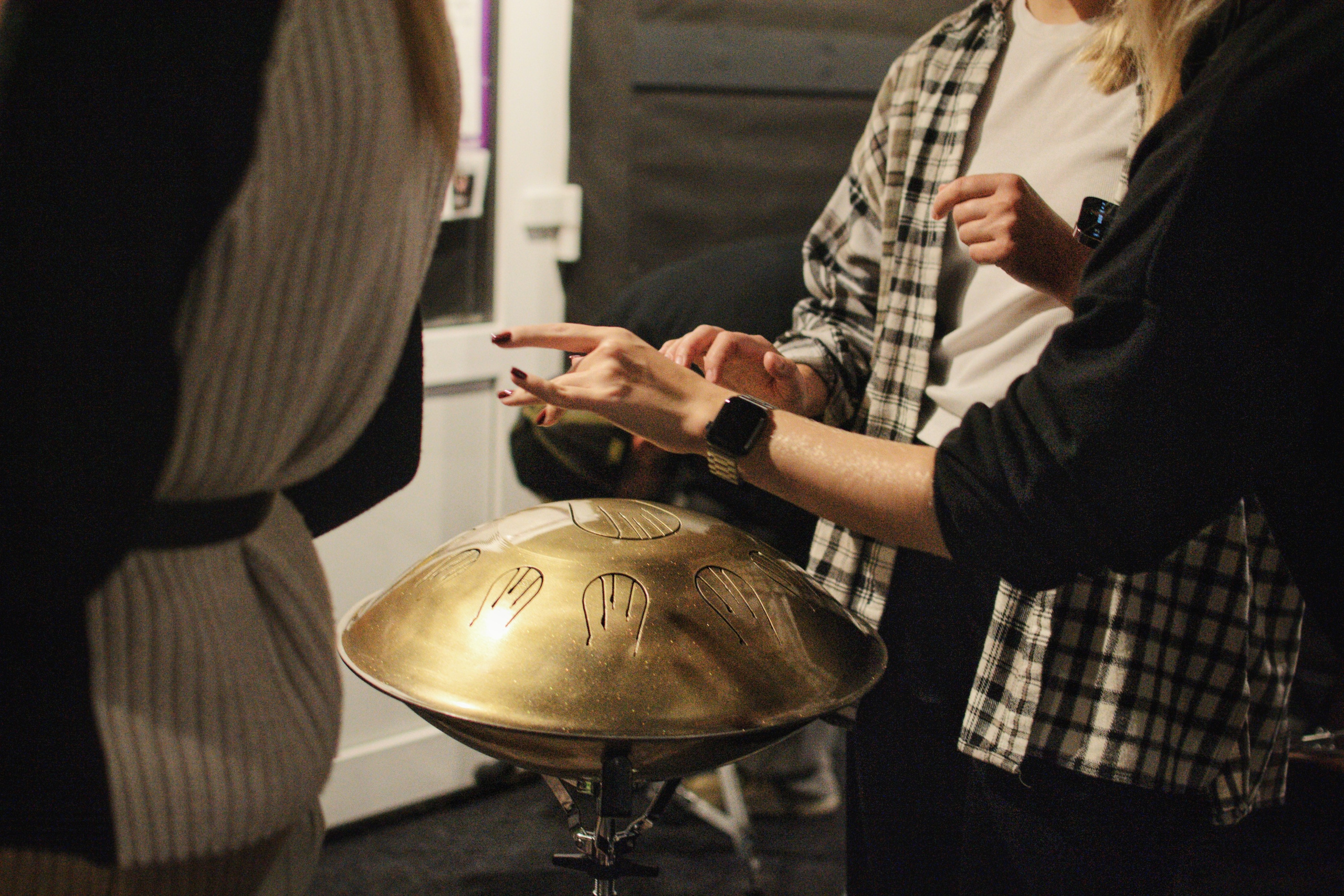 Фотосъемка мастер-класса по Хангдраму с Екатериной Князевой в школе барабанов Dedov.Drums Зеленоград. Предметный и контентный фотограф в Москве и Зеленограде Анастасиевская