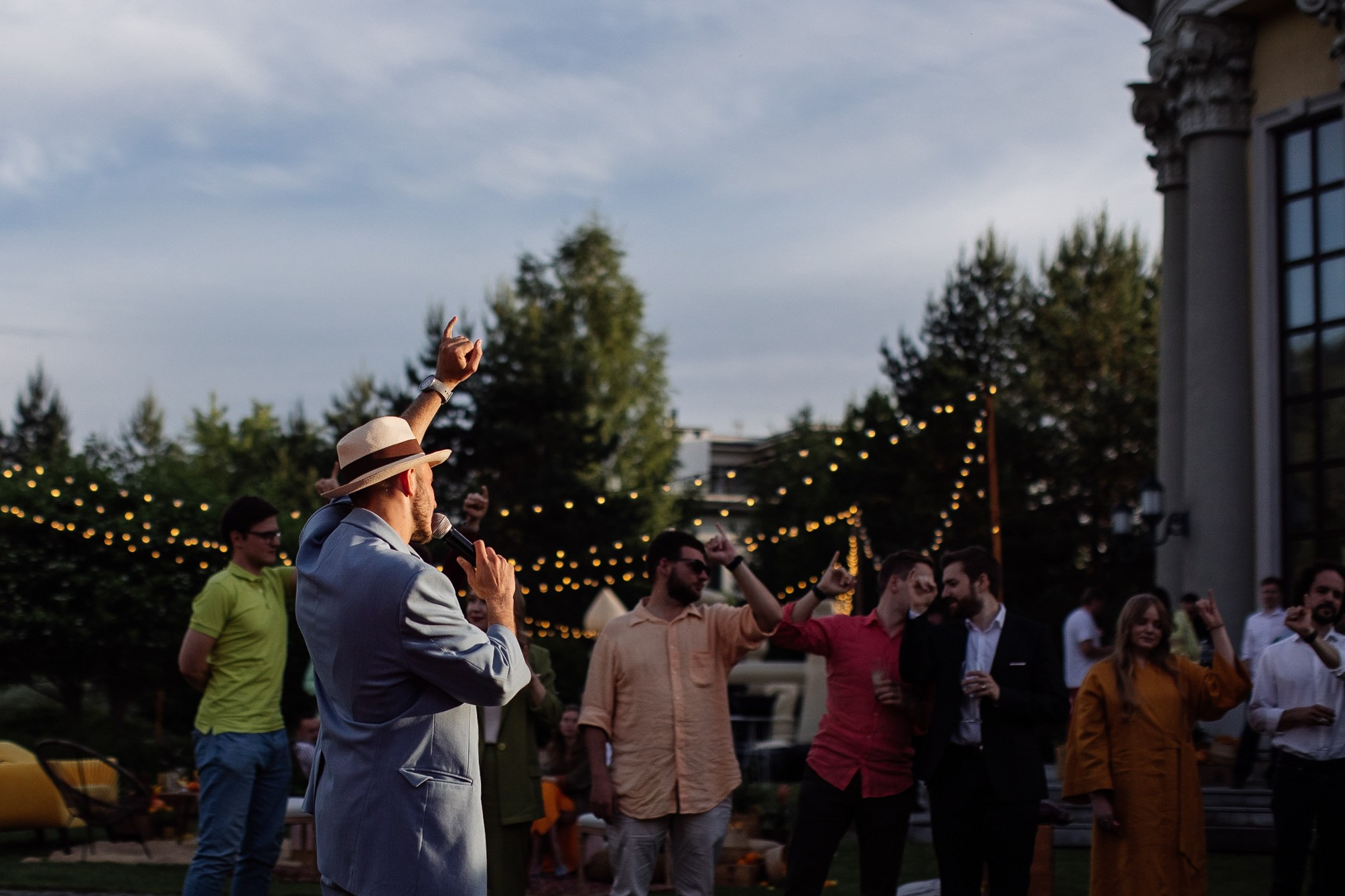 HOLDING_OUT_OF_THE_HERO. Wedding photographer in Europe