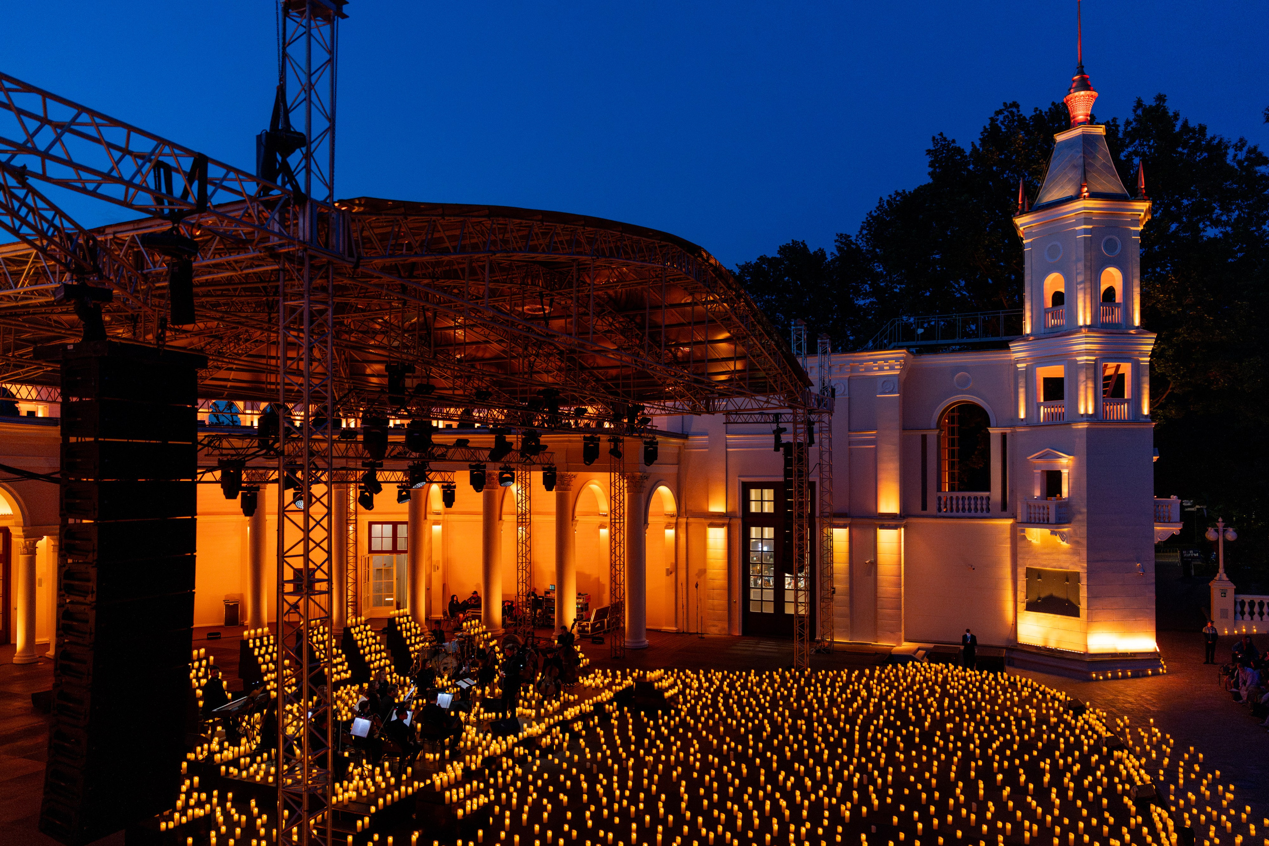 Симфонический оркестр Lumisfera при свечах. Фотограф Никита Комаров